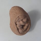 Sculpture mère à l'enfant en terre cuite