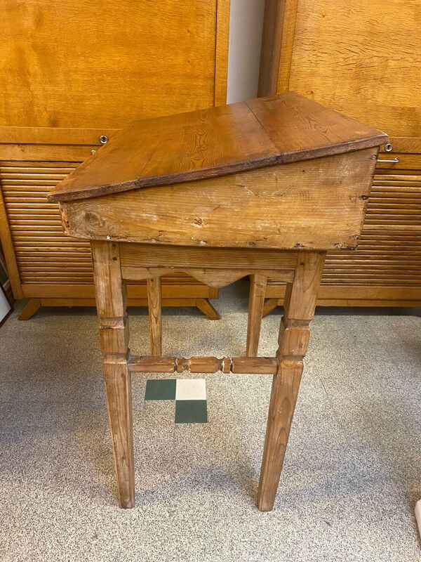 Bureau pupitre en pitchpin début xxème avec tiroir