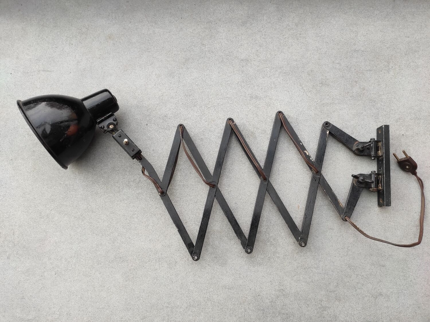 Accordion workshop lamp