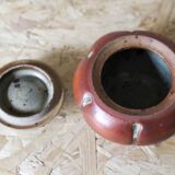 Pot couvert en céramique signé