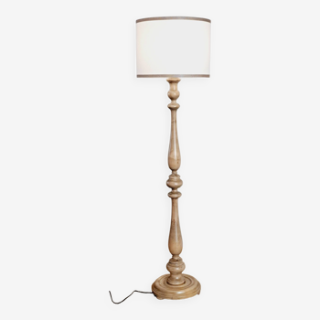 Vintage floor lamp in turned wood with aged effect.