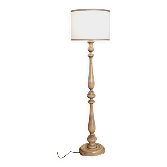 Vintage floor lamp in turned wood with aged effect.