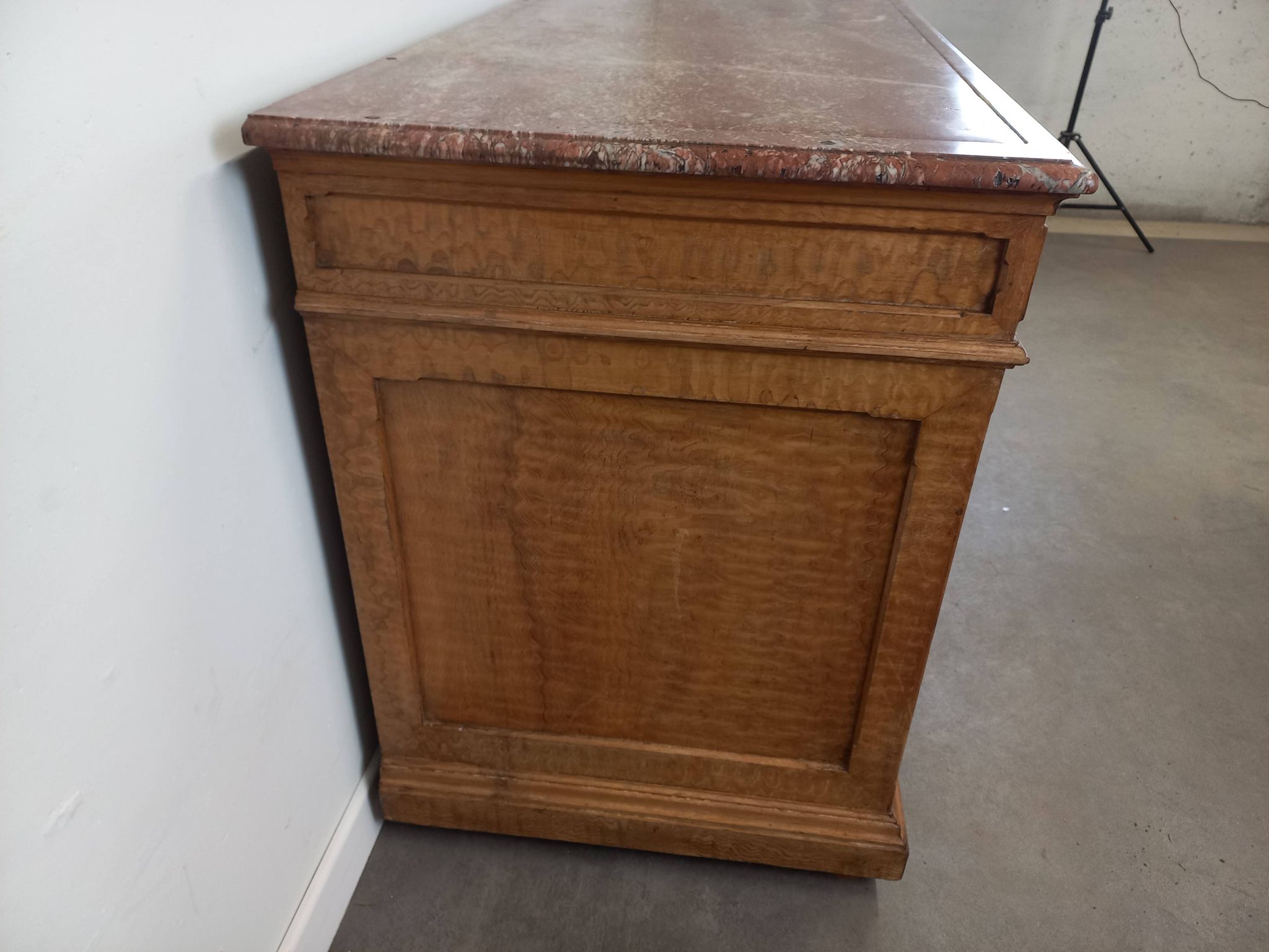 Marble top store bank