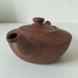 Japanese teapot in red clay engraved with integrated filter.