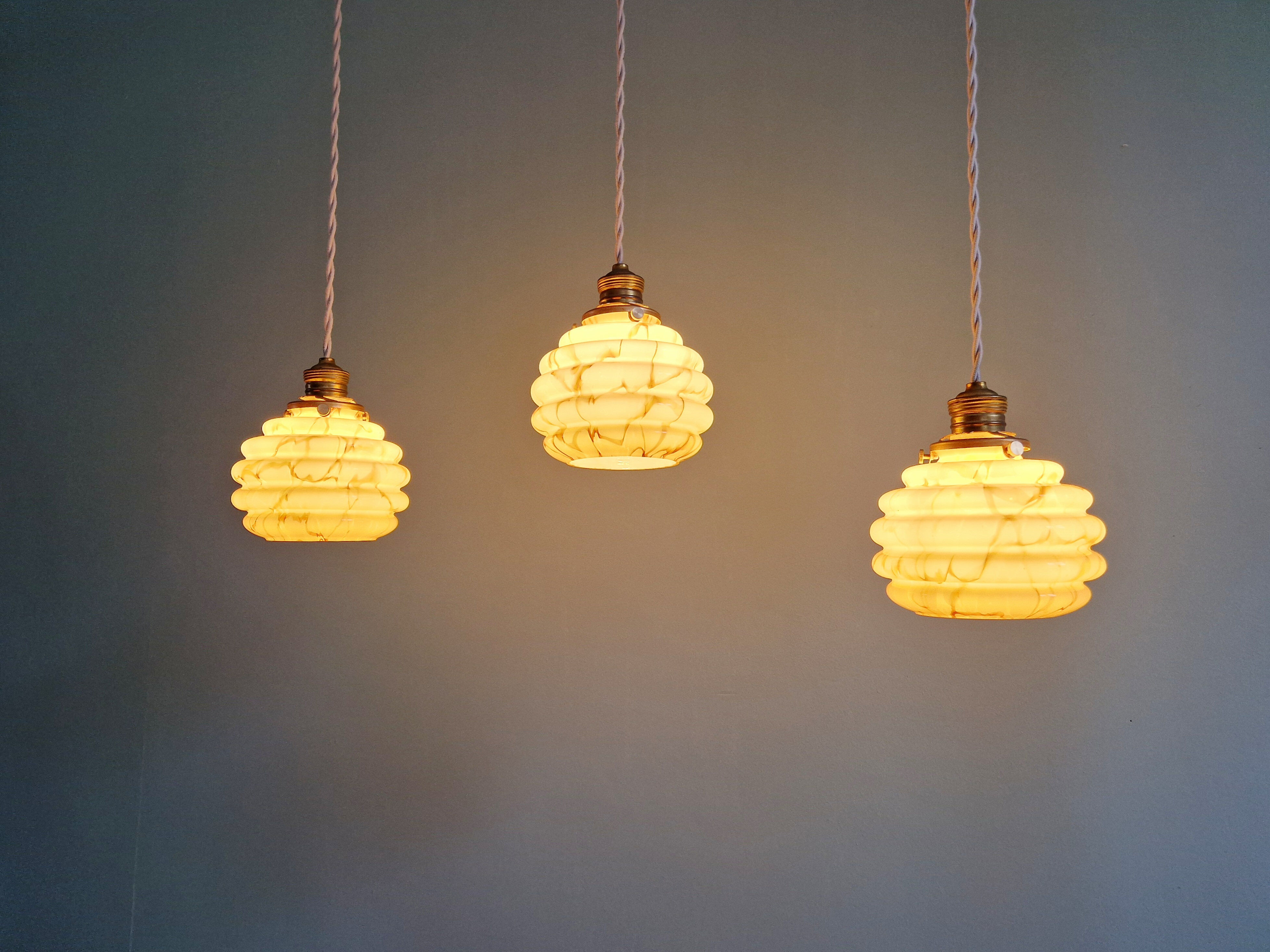 Art Deco suspension in marbled opaline and ouraline (4 available), 1920-30