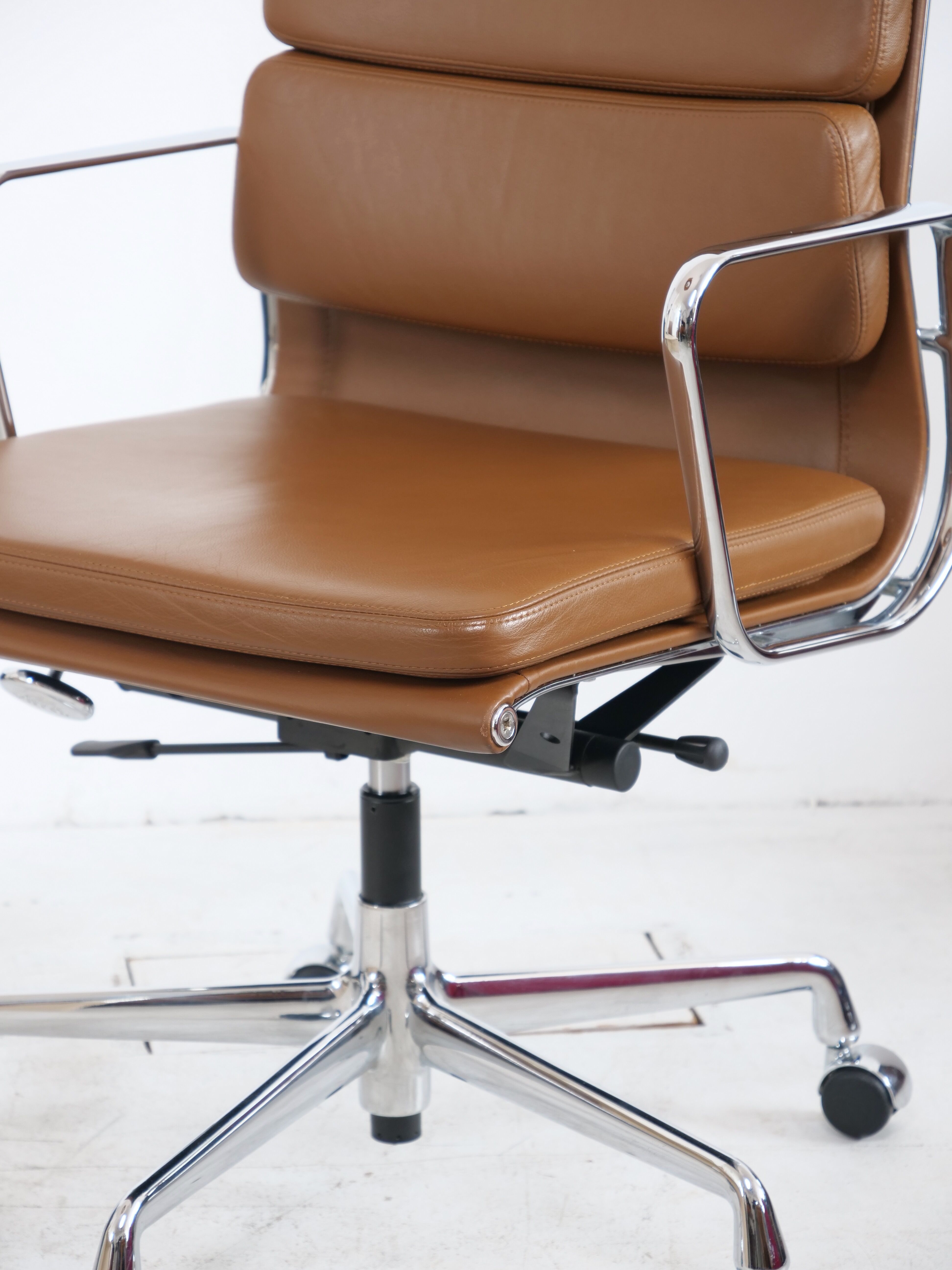 Eames EA 219 Vitra leather office chair
