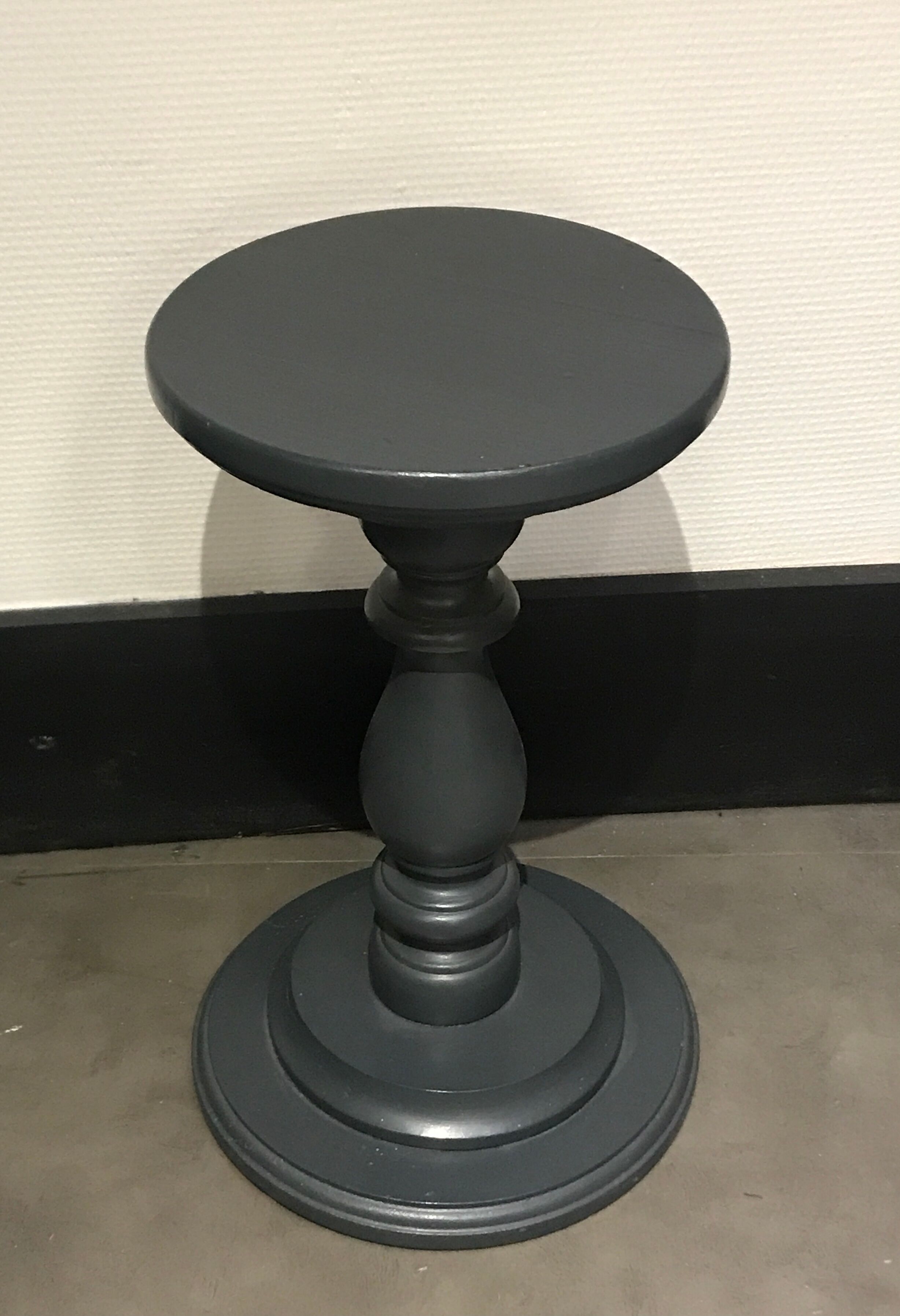 Wooden pedestal table