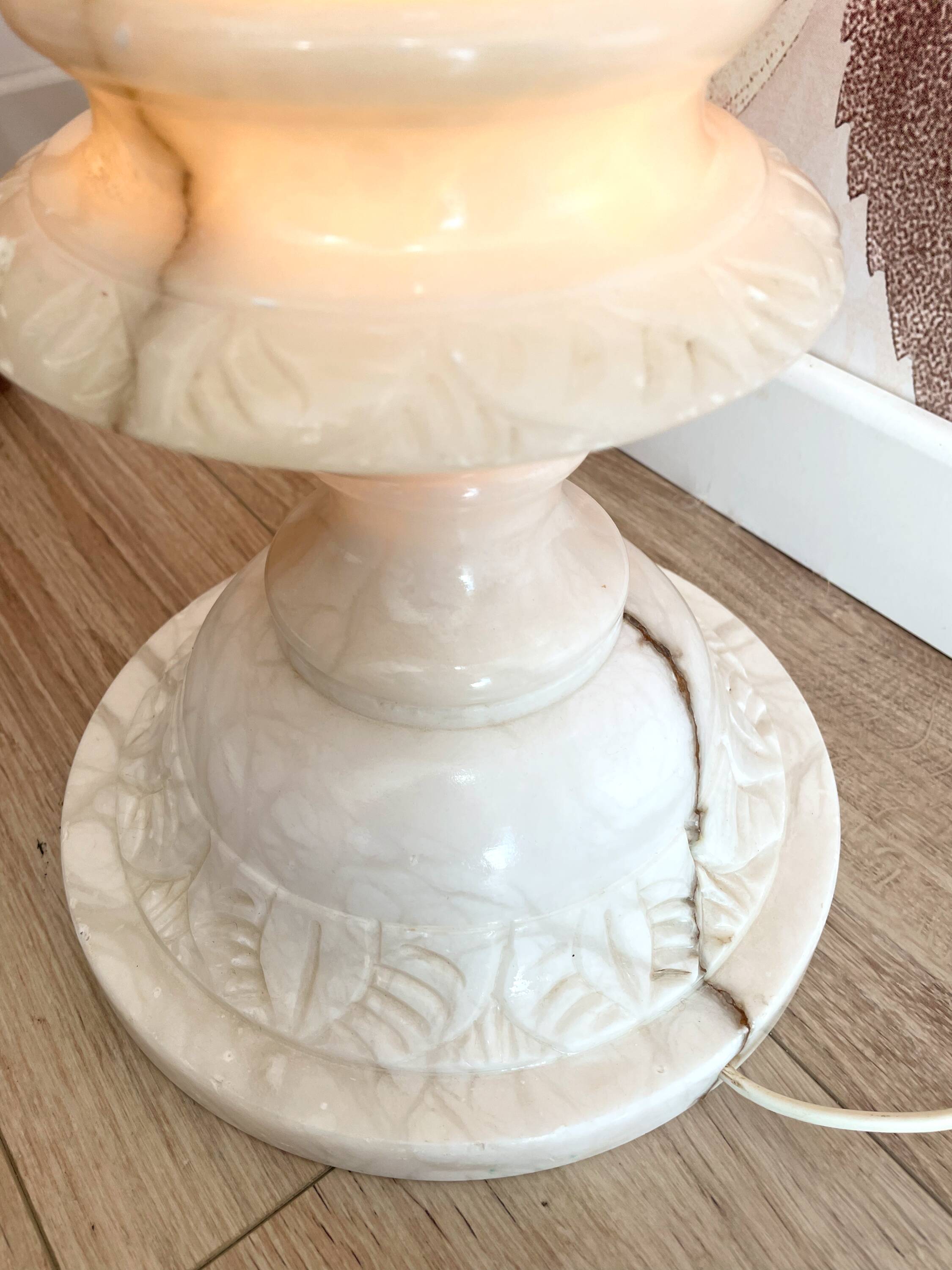 Lampe colonne en albâtre sculpté - années 1960/1970