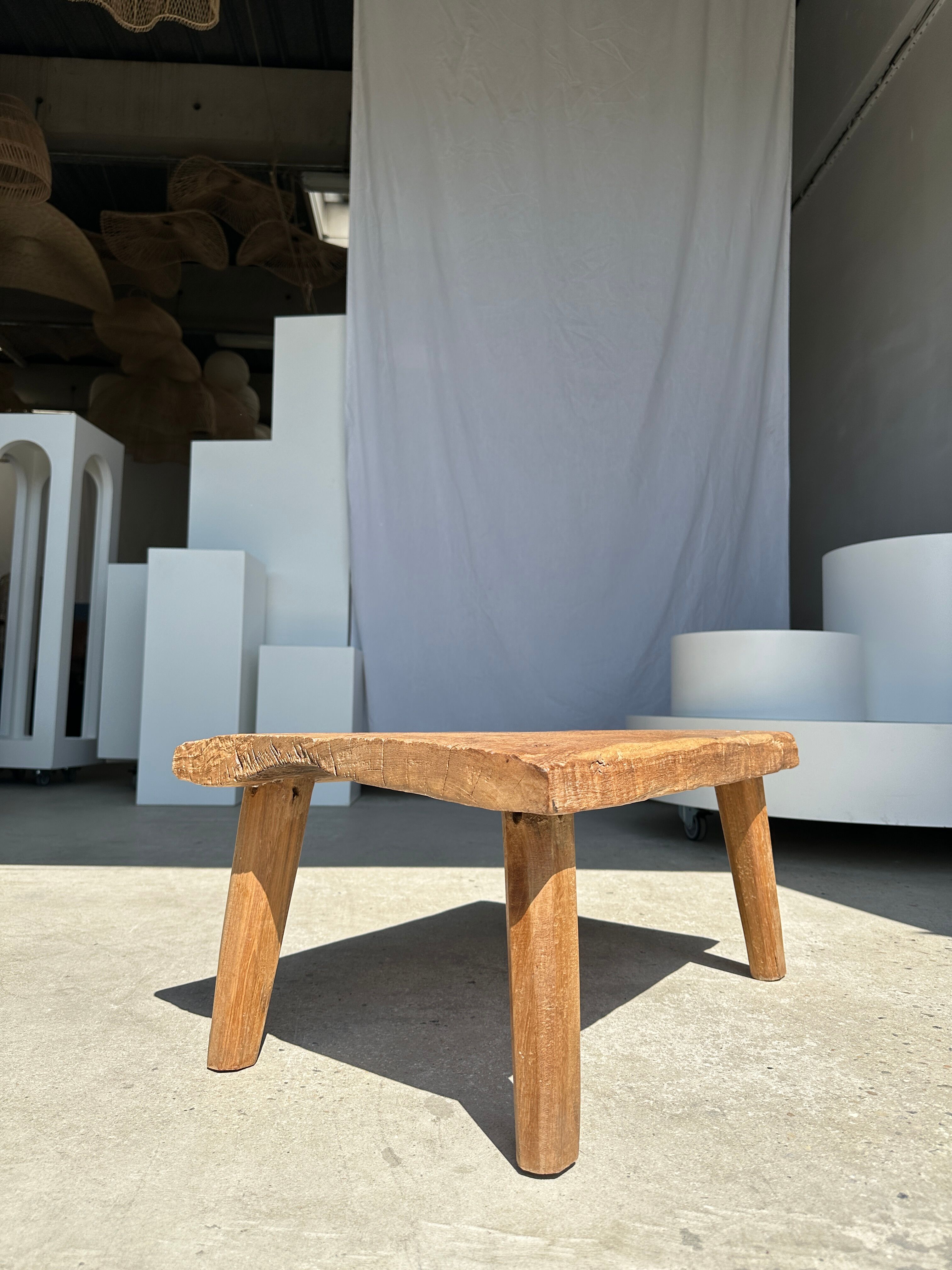 Coffee table in blond teak quadripod