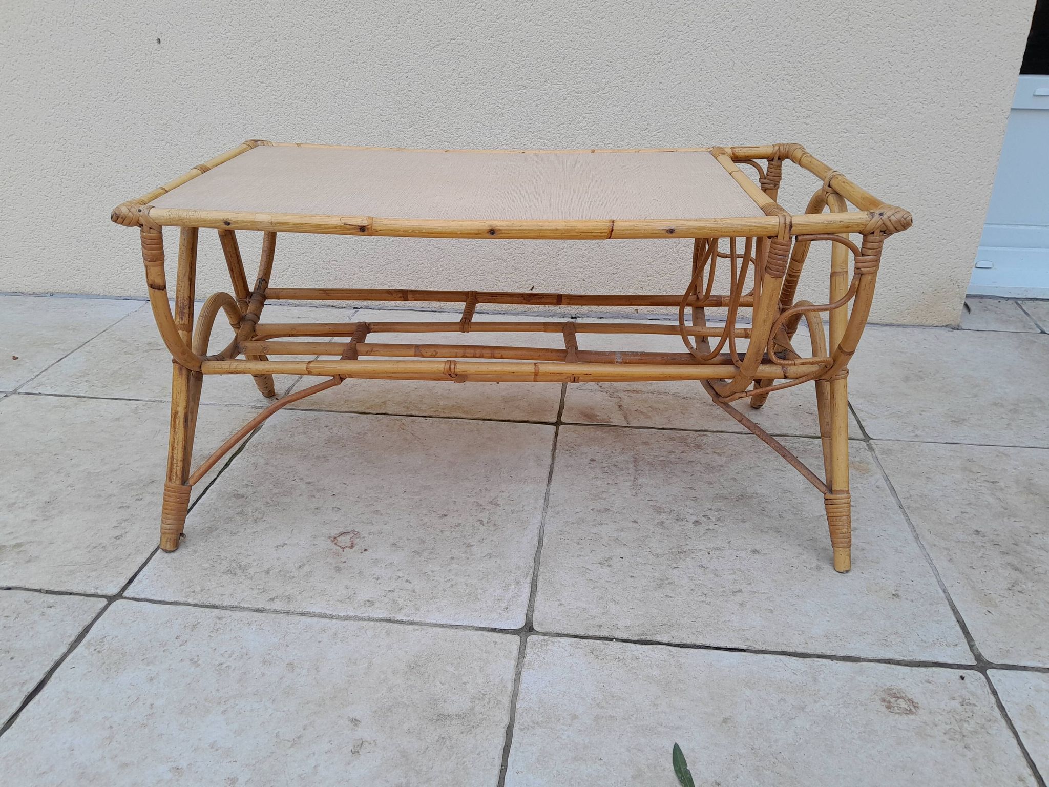 Table basse en rotin porte revue vintage