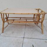 Table basse en rotin porte revue vintage
