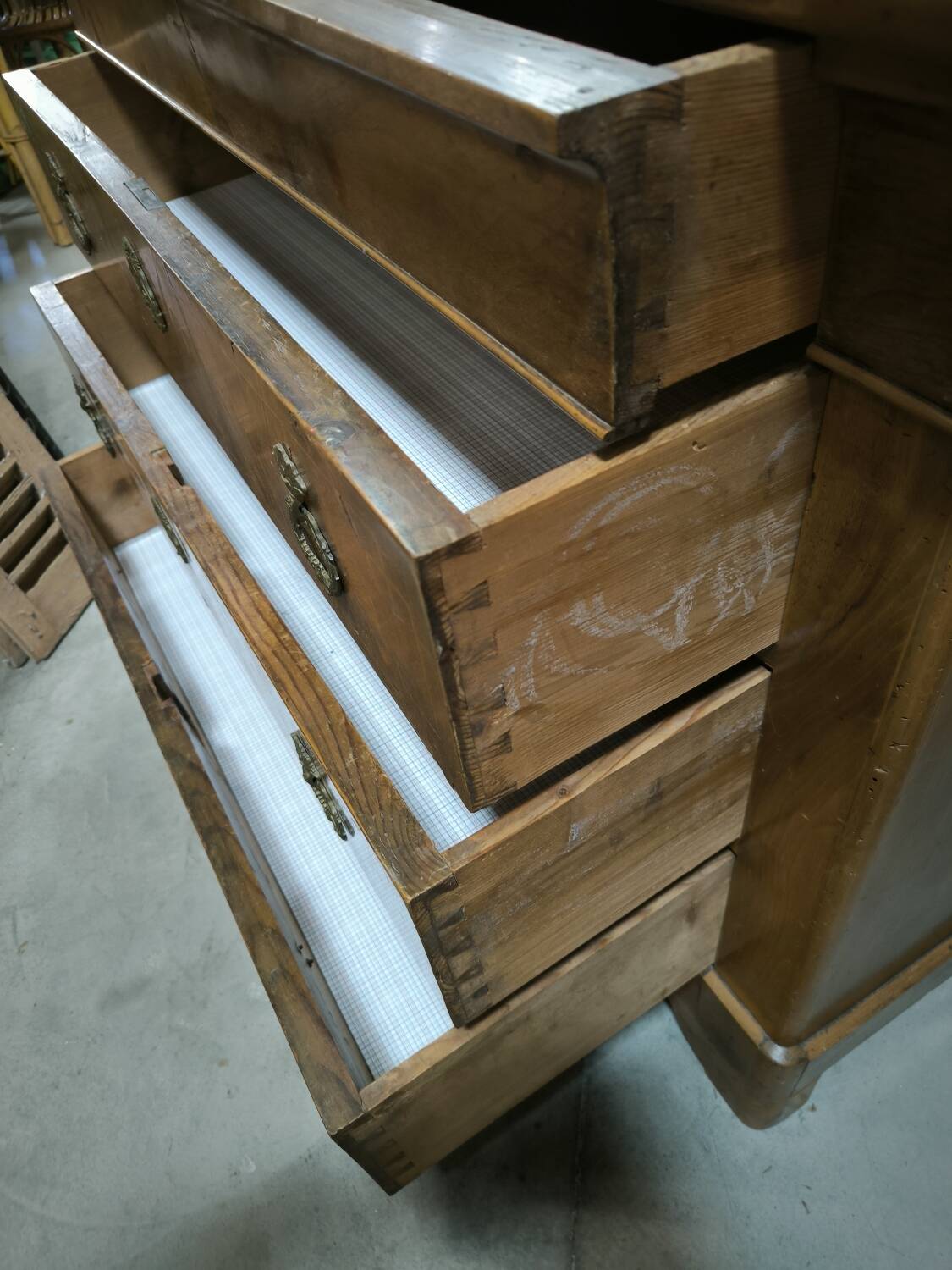 Restoration period chest of drawers in flamed walnut