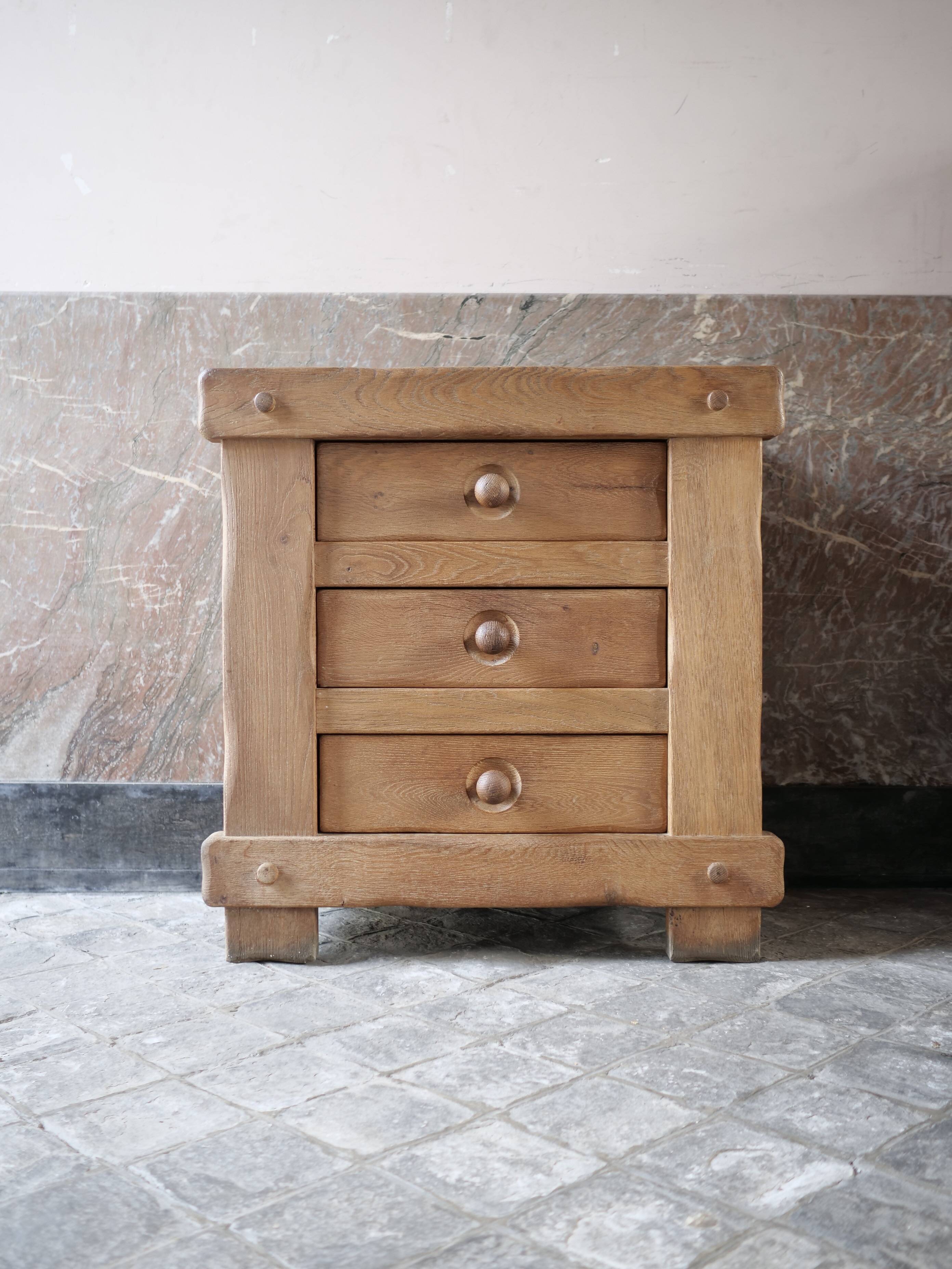 commode à tiroir brutaliste en chêne massif