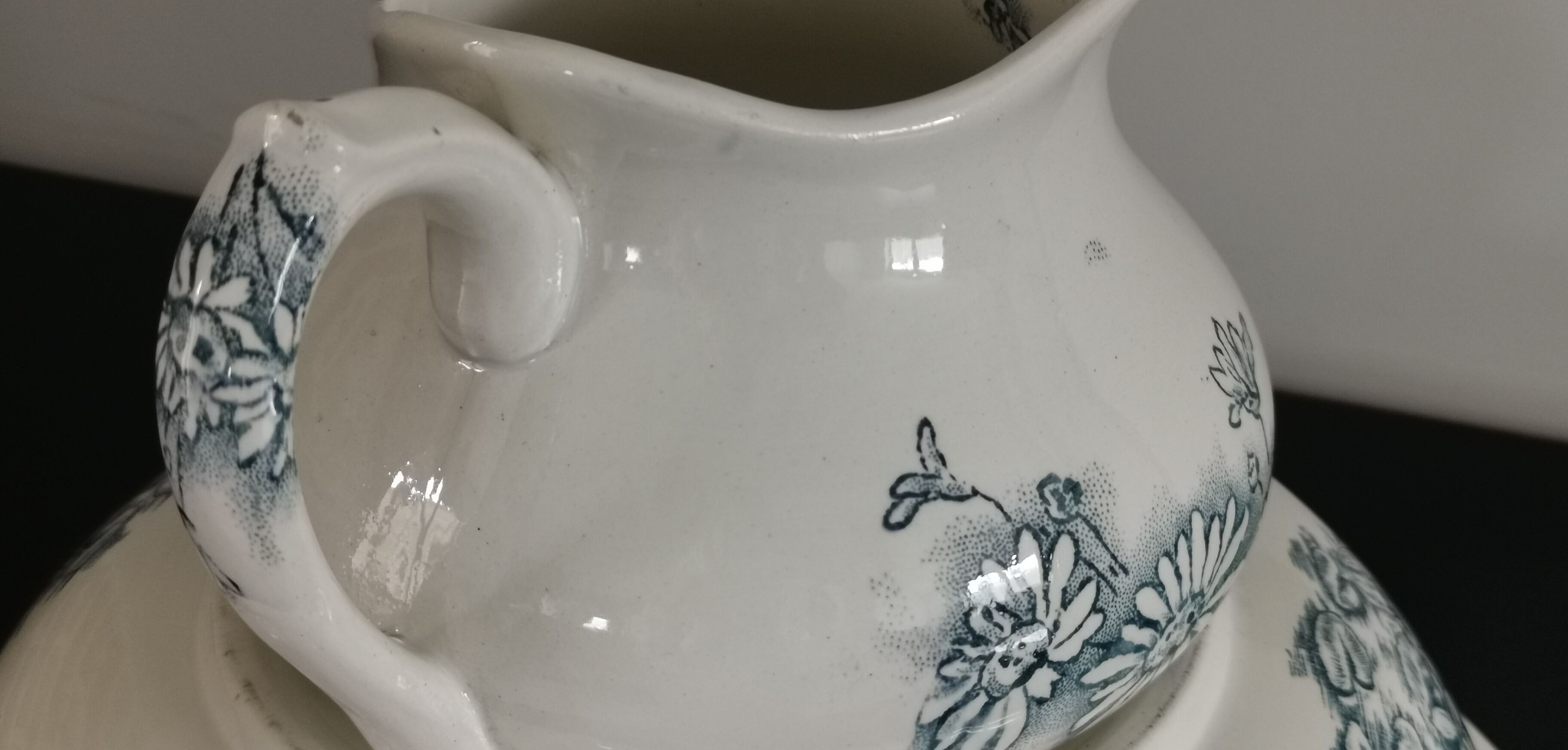 Broc and washbasin Iron Earth earthenware Givors