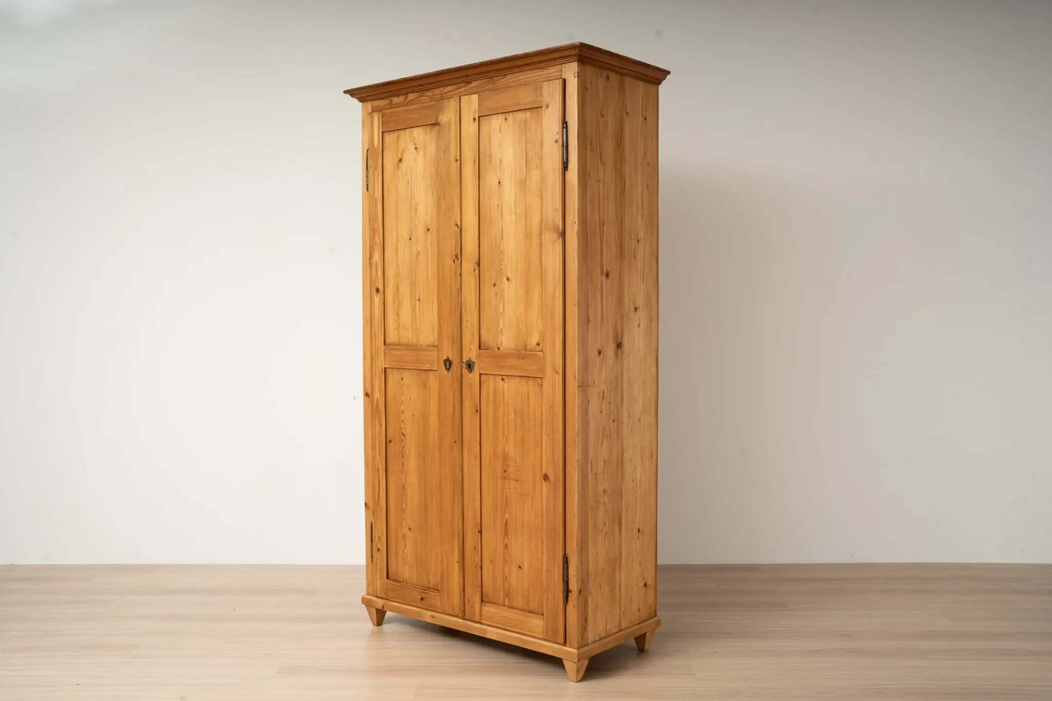Antique German Pine Wardrobe with Hanging Rail and Shelf, Late 19th Century