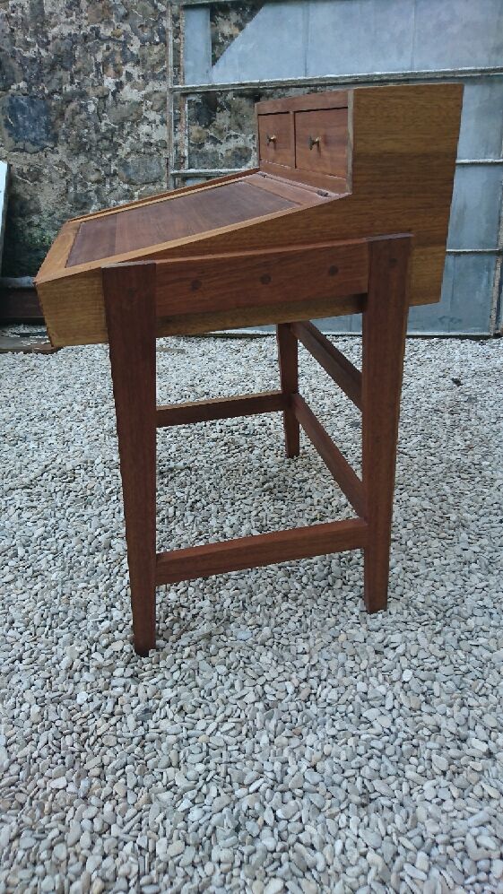 Child desk