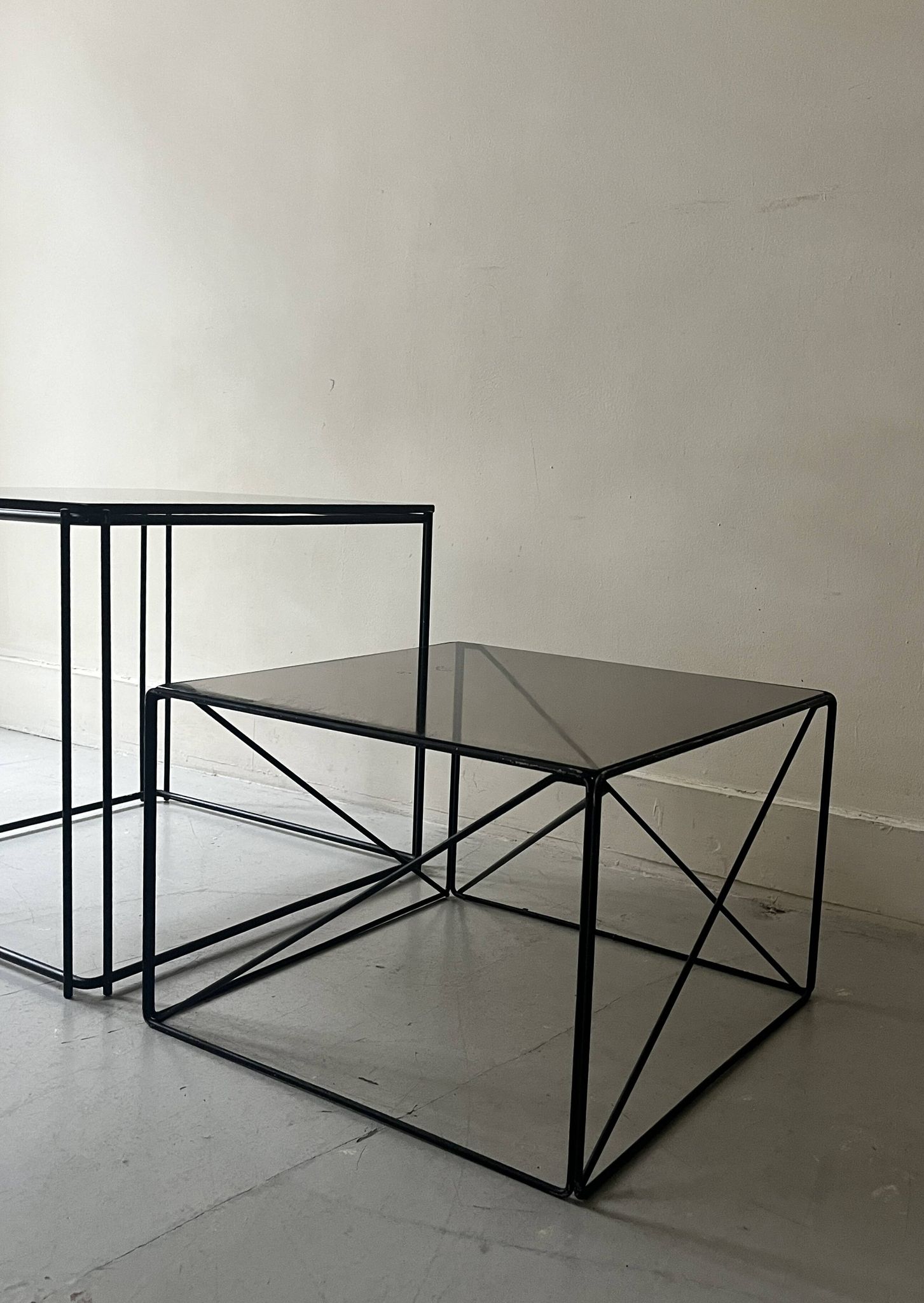 Isosceles coffee table in wire metal and black smoked glass, Max Sauze design 1970