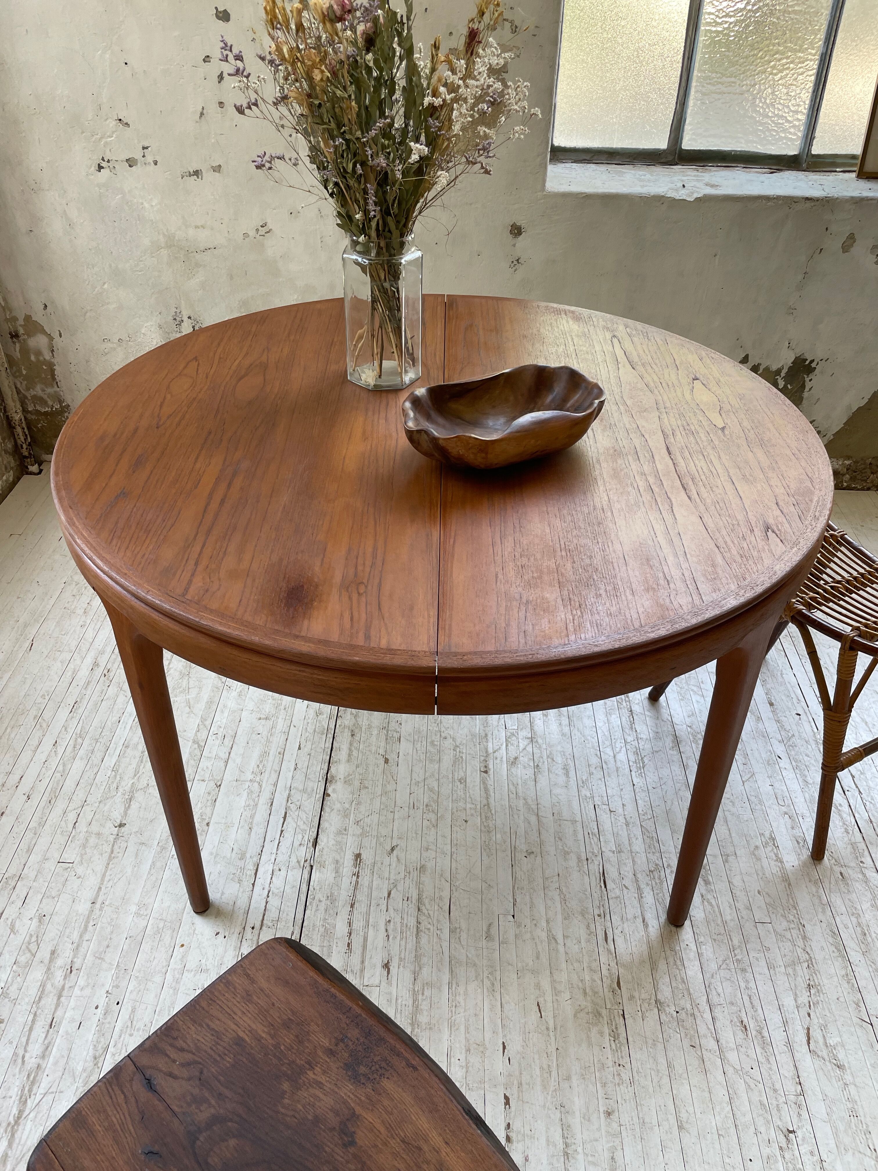 Round table 120-230 cm scandinavian samcom arne hovmand olsen