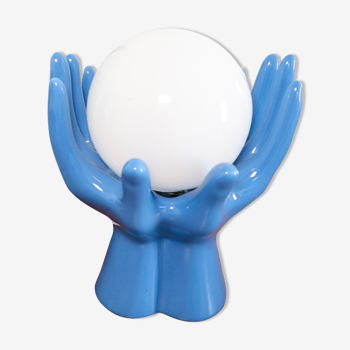 Lampe céramique mains tenant globe bleue