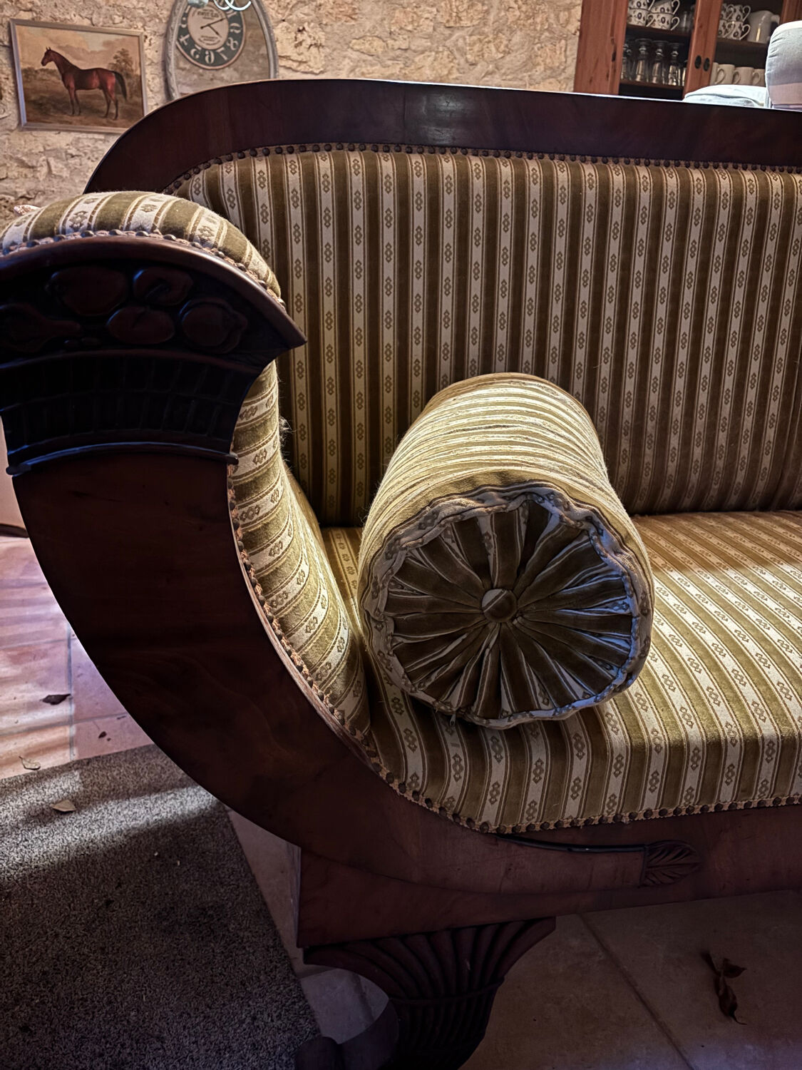 Canapé ancien de caractère en bois massif