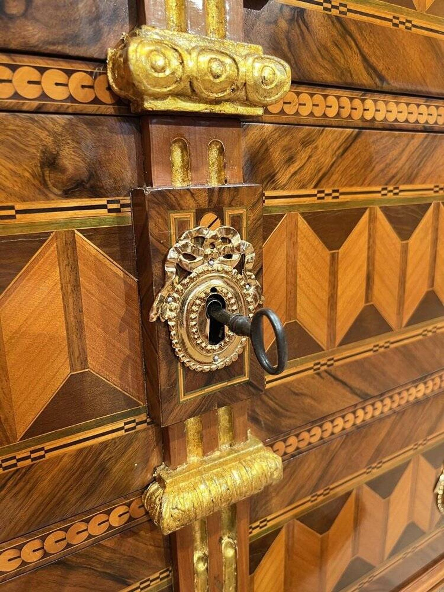 Commode autrichienne Louis XVI en placage de noyer avec incrustations et dorure, années 1790.
