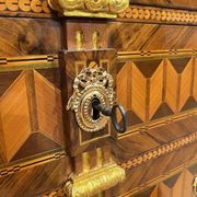 Commode autrichienne Louis XVI en placage de noyer avec incrustations et dorure, années 1790.