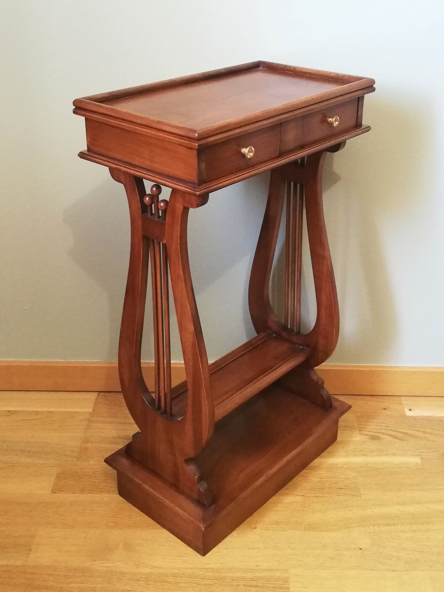 Pedestal table or English cherry saddle with lyre feet