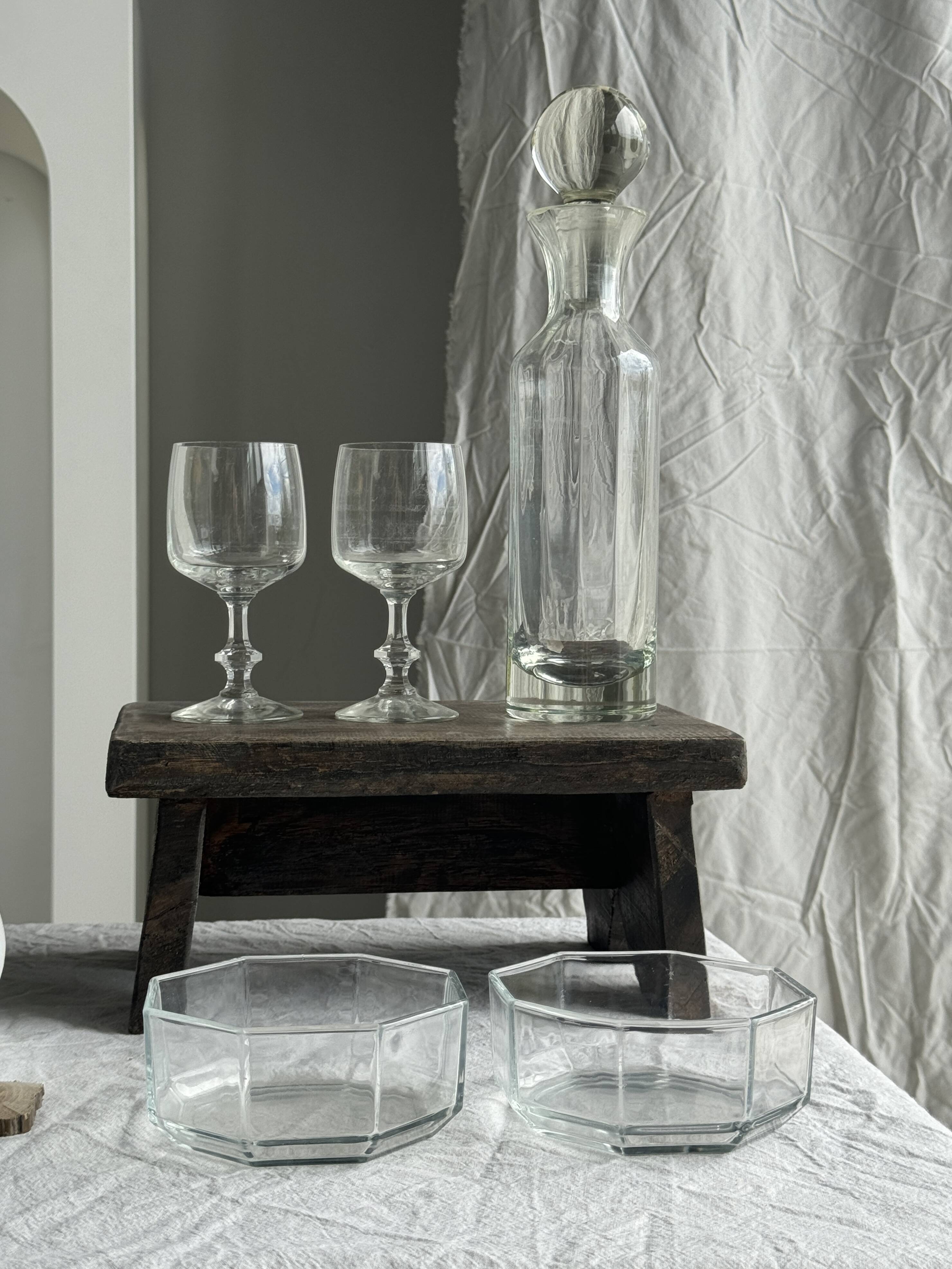 Small ribbed glass carafe, large round cap