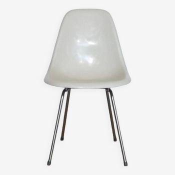 Dsw chair by Charles Eames for Herman Miller