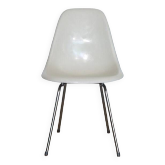 Dsw chair by Charles Eames for Herman Miller