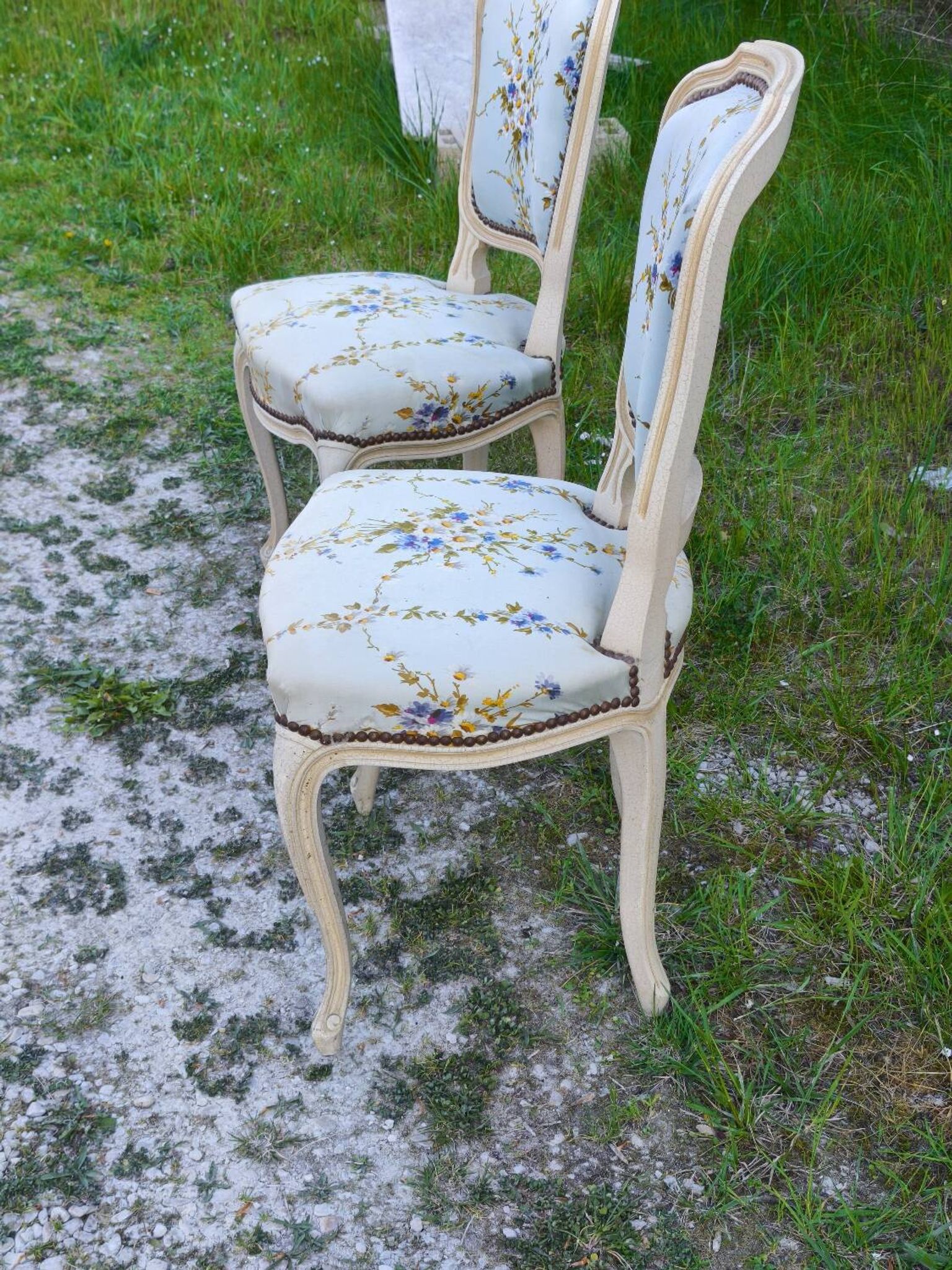 Pair of Louis XV style cabriolet chairs with a patina – floral fabric
