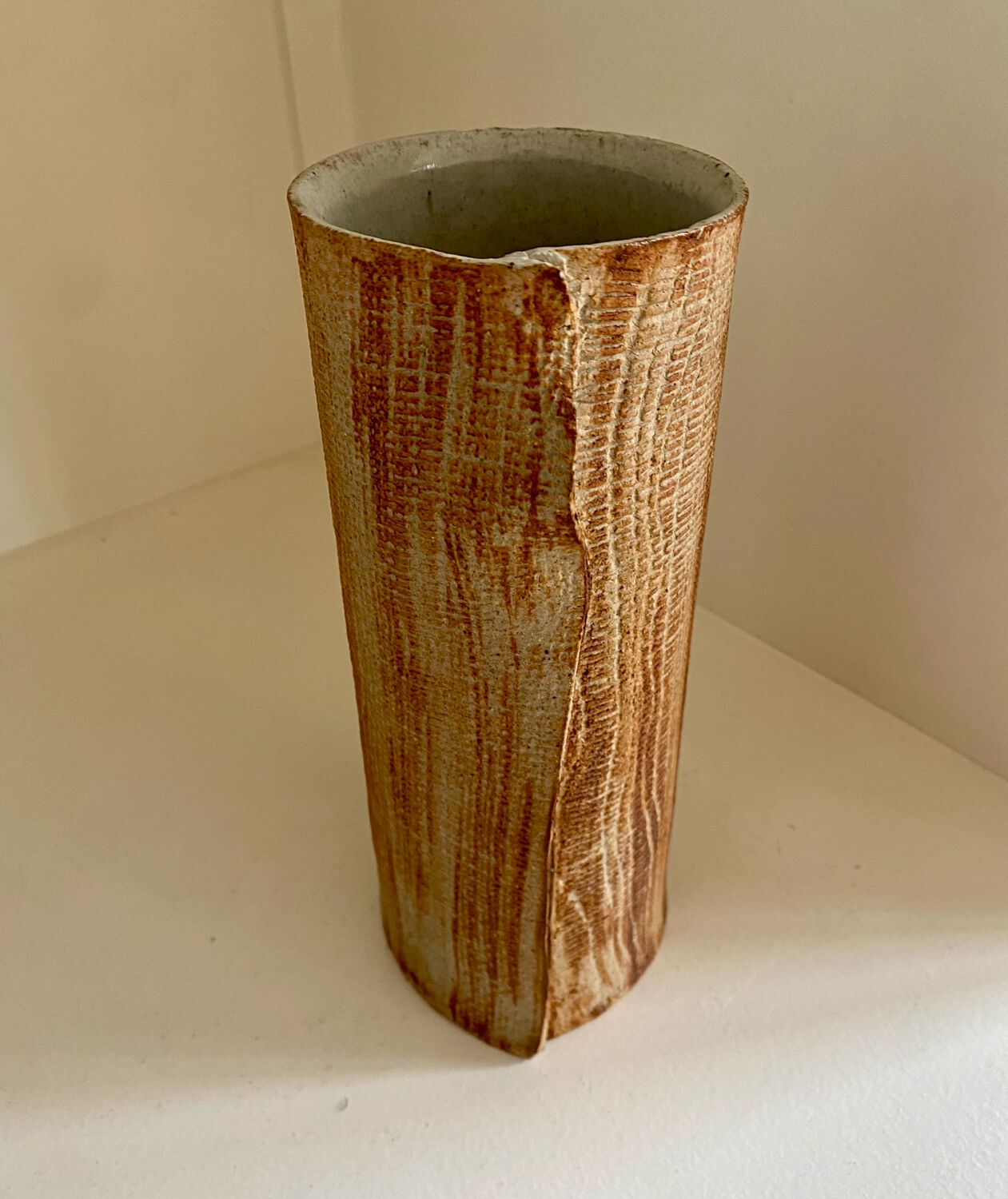 Vase céramique contemporaine grès strié drapé signé