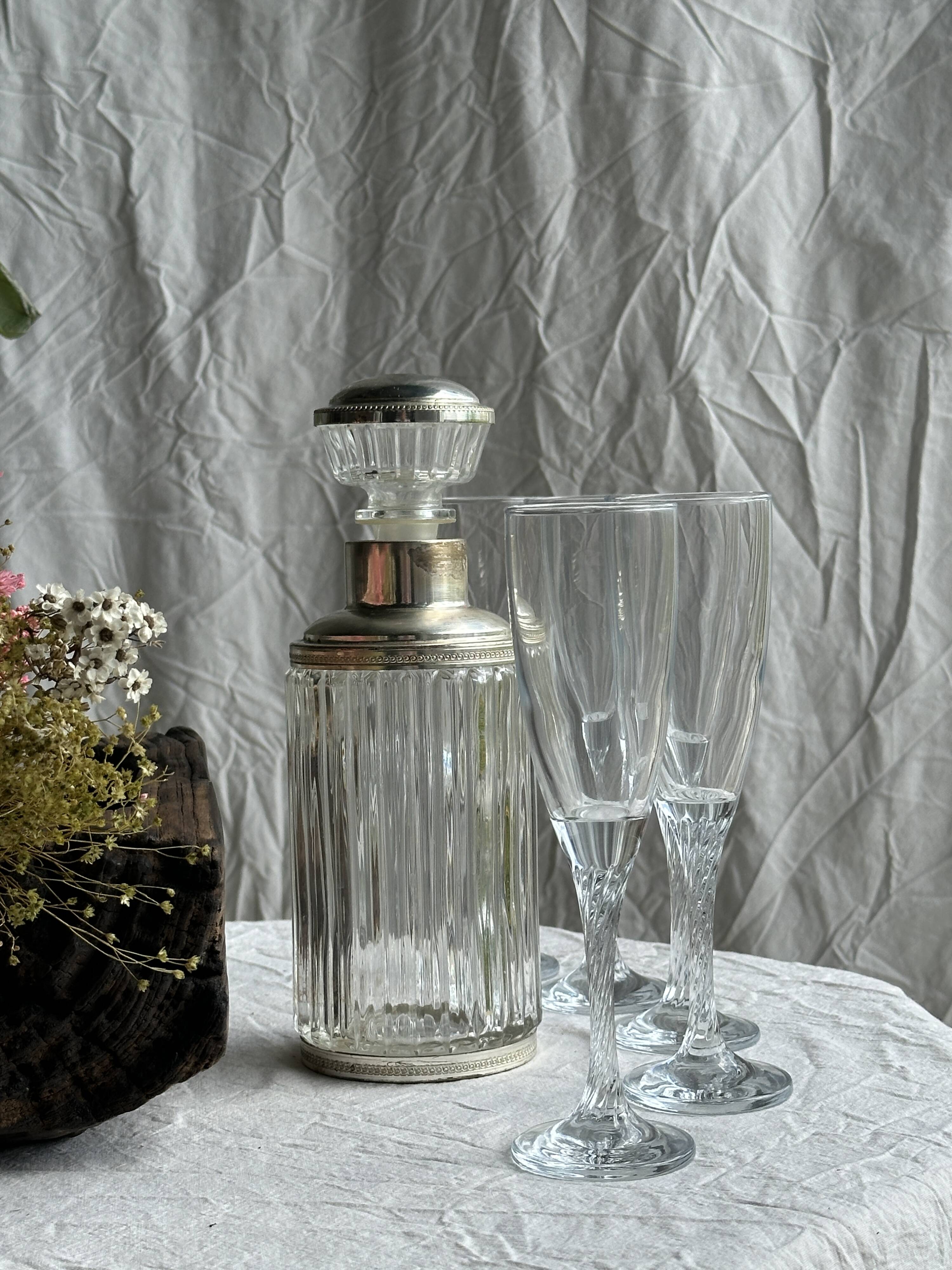 Set of 5 glass champagne flutes with twisted ribbed base