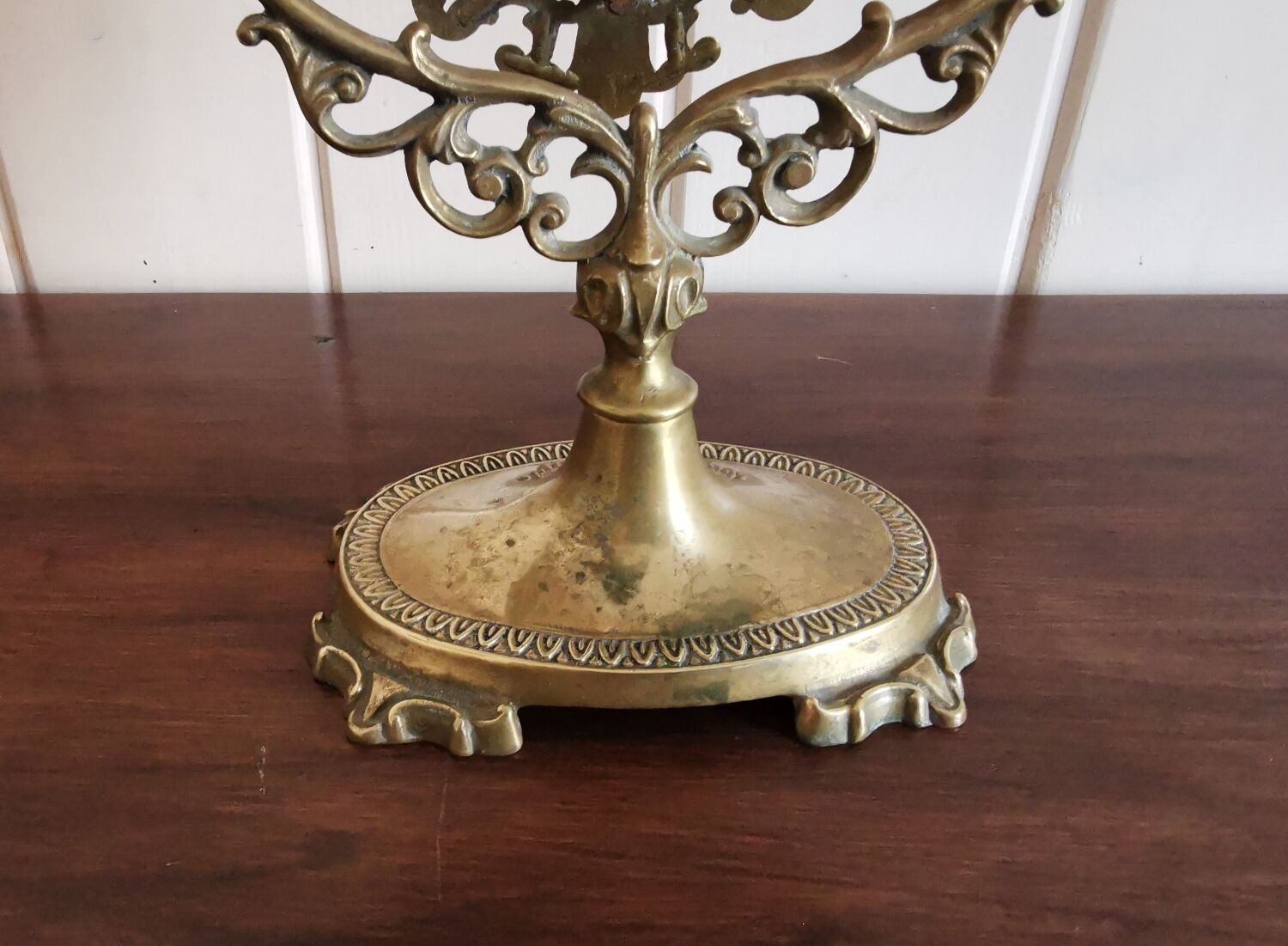 Oval mirror on psyche stand