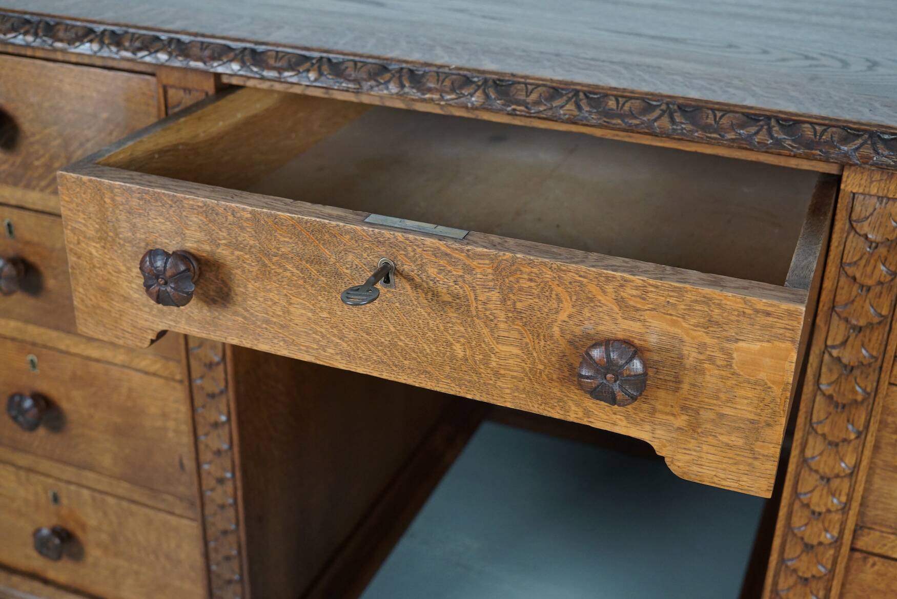 Bureau / Comptoir de Magasin Antique Art Nouveau en Chêne Sculpté, Pays-Bas, Début du 20ème Siècle