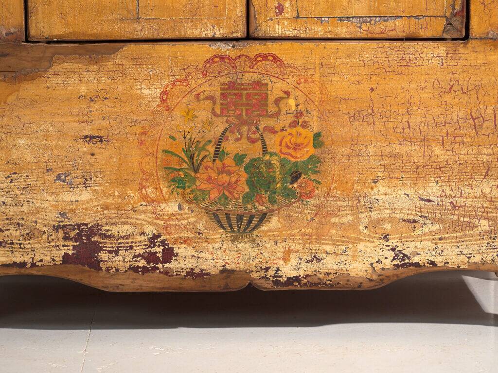 Armoire ancienne peinte en bois de pin – Chine, vers 1920