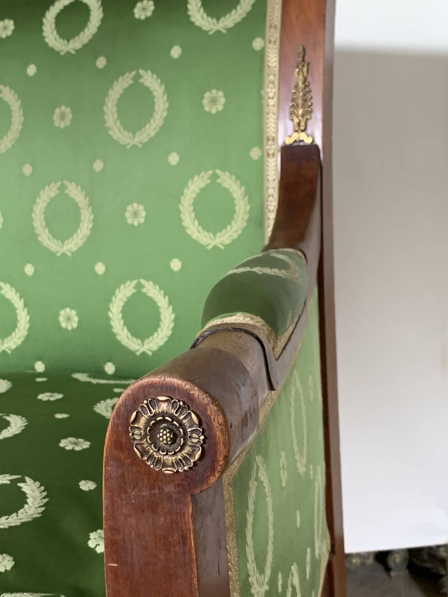 Fauteuil de style Empire en bois et tissu vert
