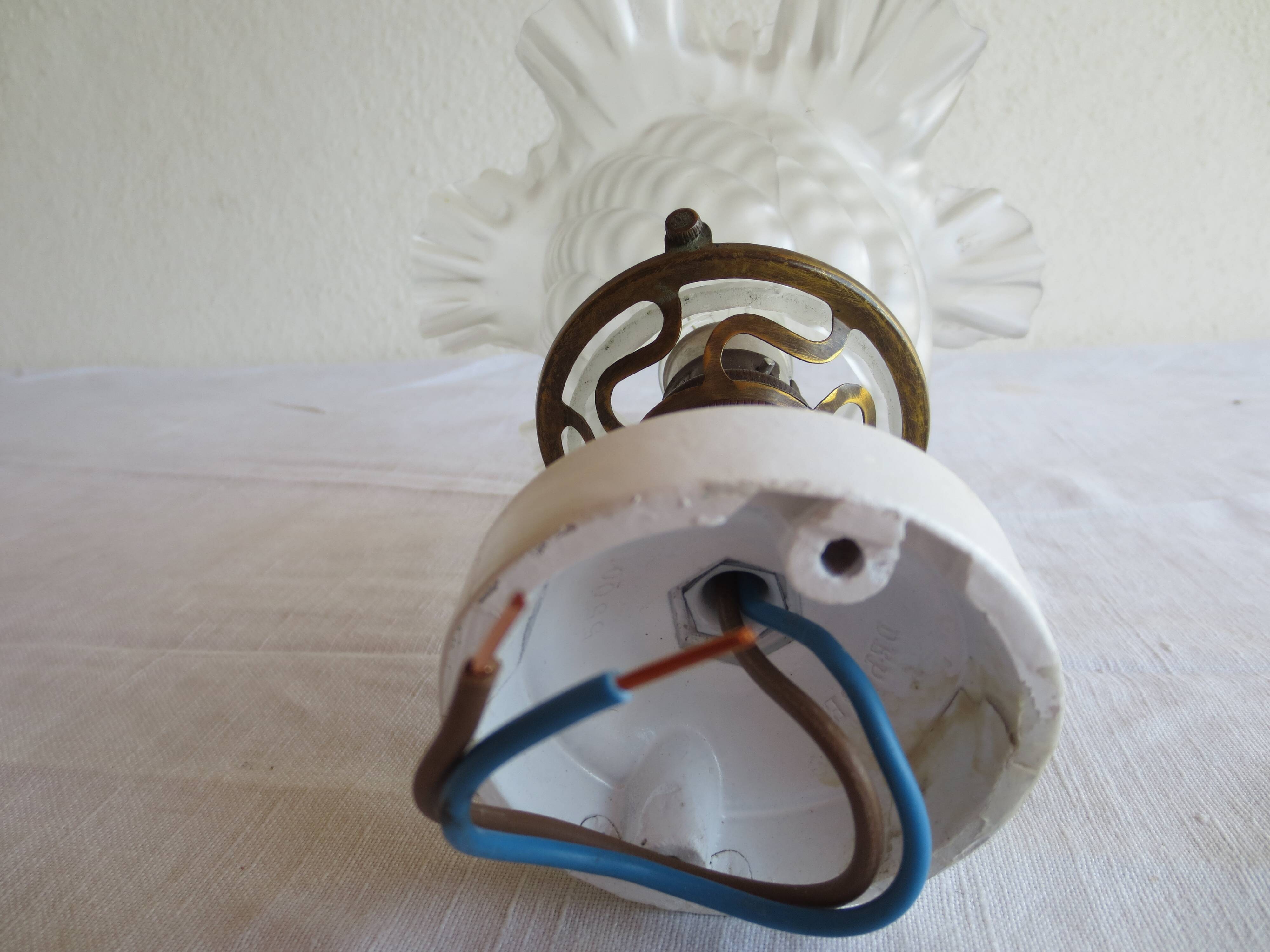 Straight wall or ceiling light fixture