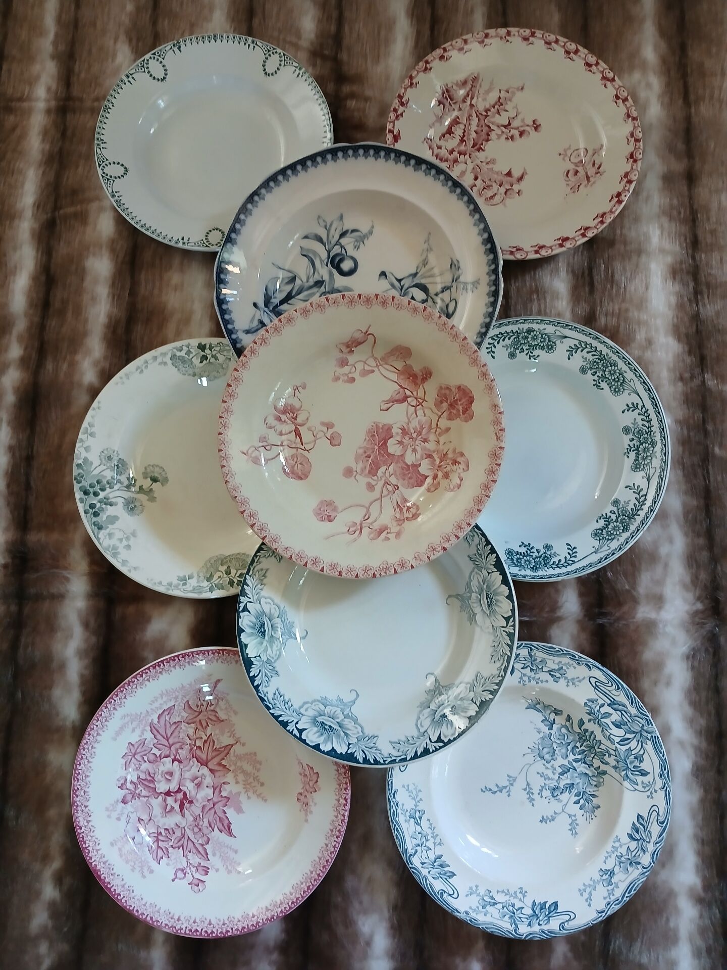 9 assiettes creuses anciennes dépareillées 
