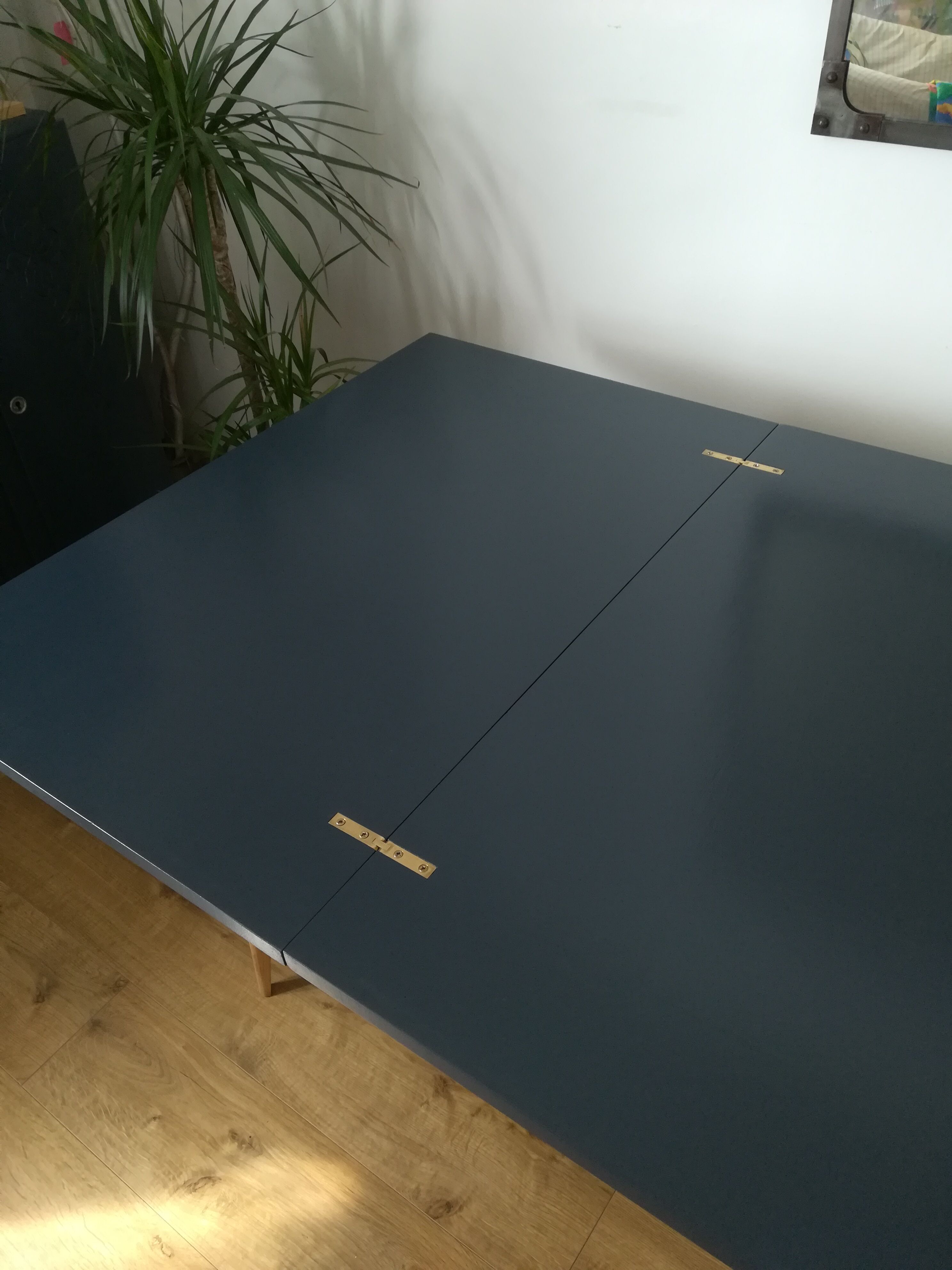 Vintage wallet table