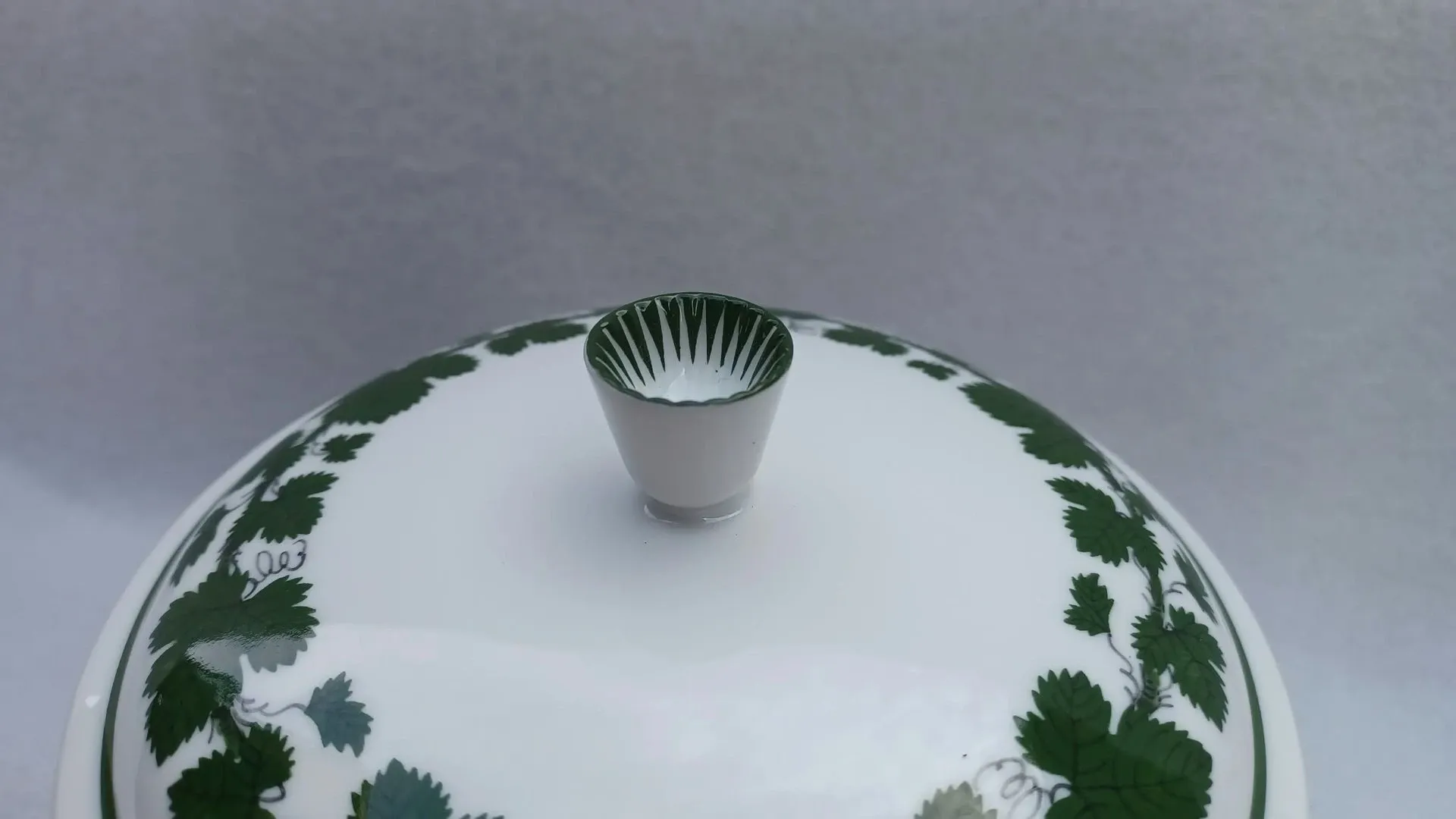 Vintage Meissen porcelain bonbonniere / lidded sugar bowl with vine leaf design, 1930s
