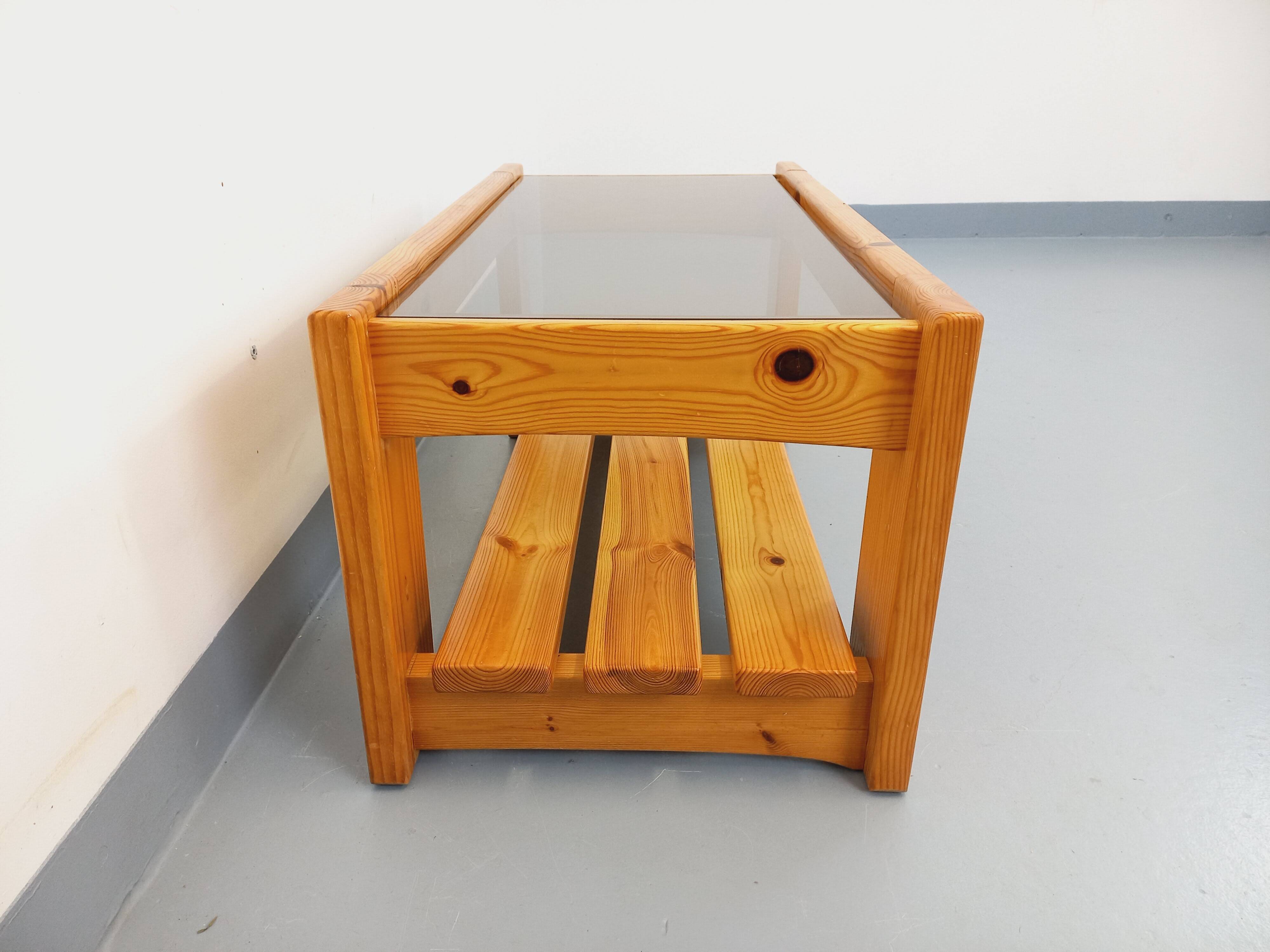 Table basse vintage en pin et verre fumé des années 70 80