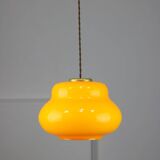 Lampe à suspension italienne du milieu du siècle en verre jaune et laiton