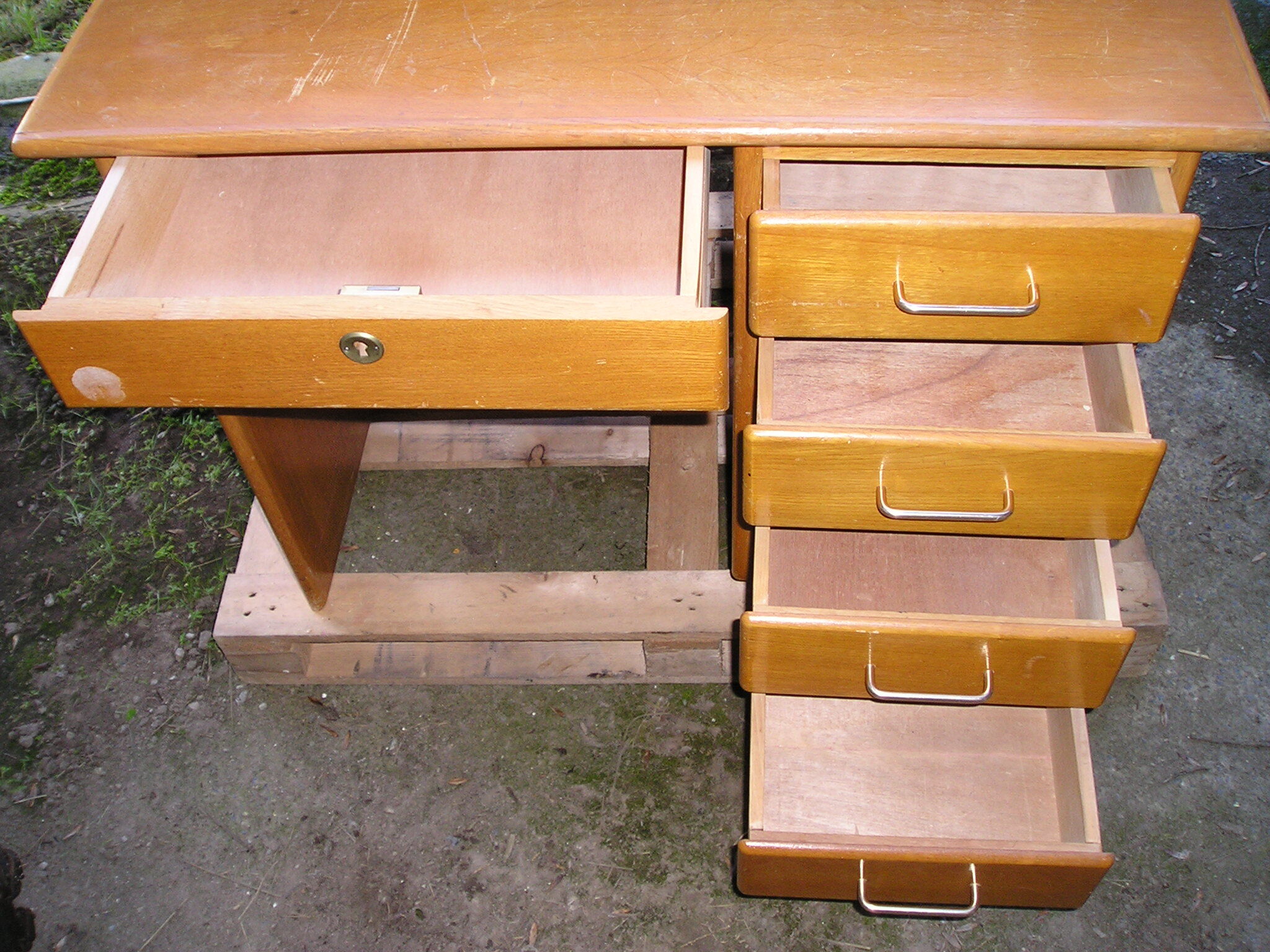 Bureau en chêne à 5 tiroirs années 70