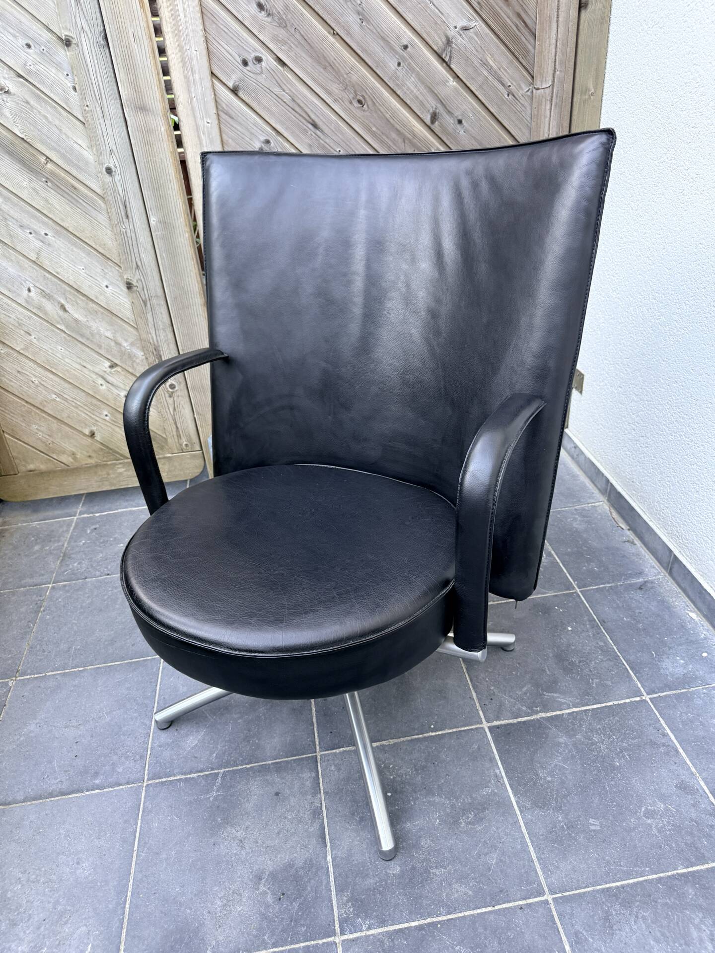 Swivel armchair EJ80B “Partner” – Erik Jørgensen – black leather