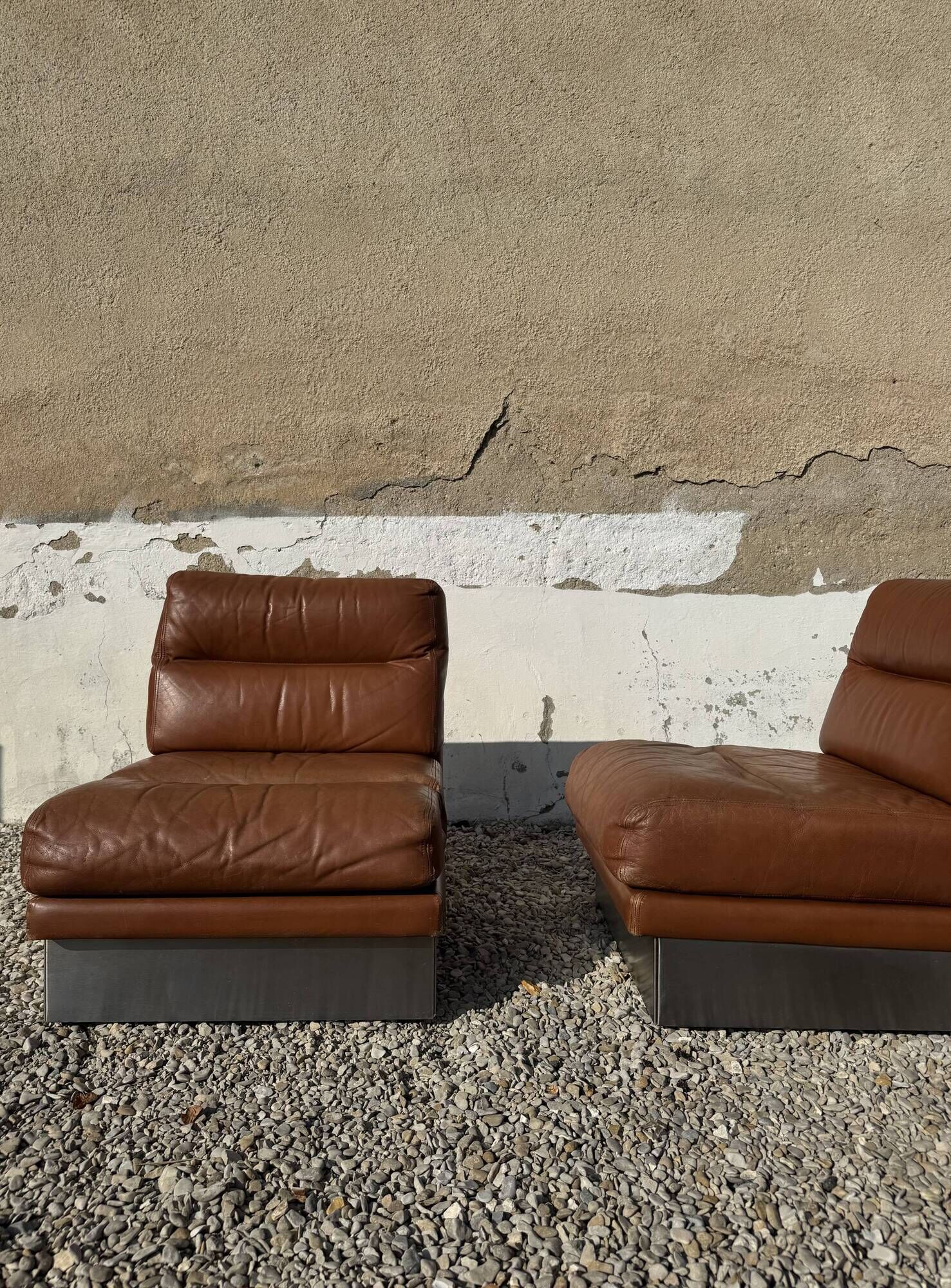 2 armchairs and 1 ottoman in brushed aluminium and brown leather, France, 1970