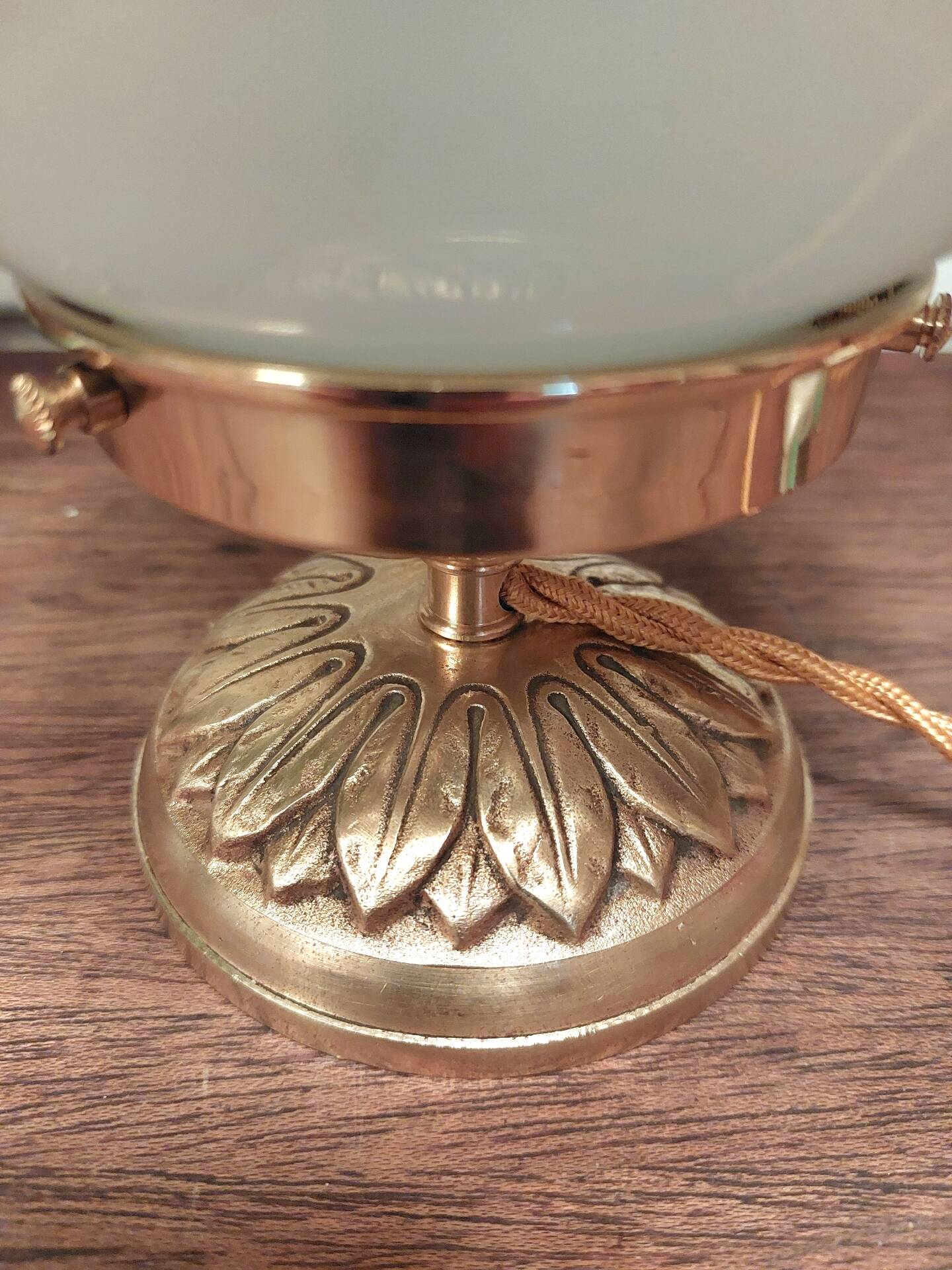 Lampe à poser globe opaline 