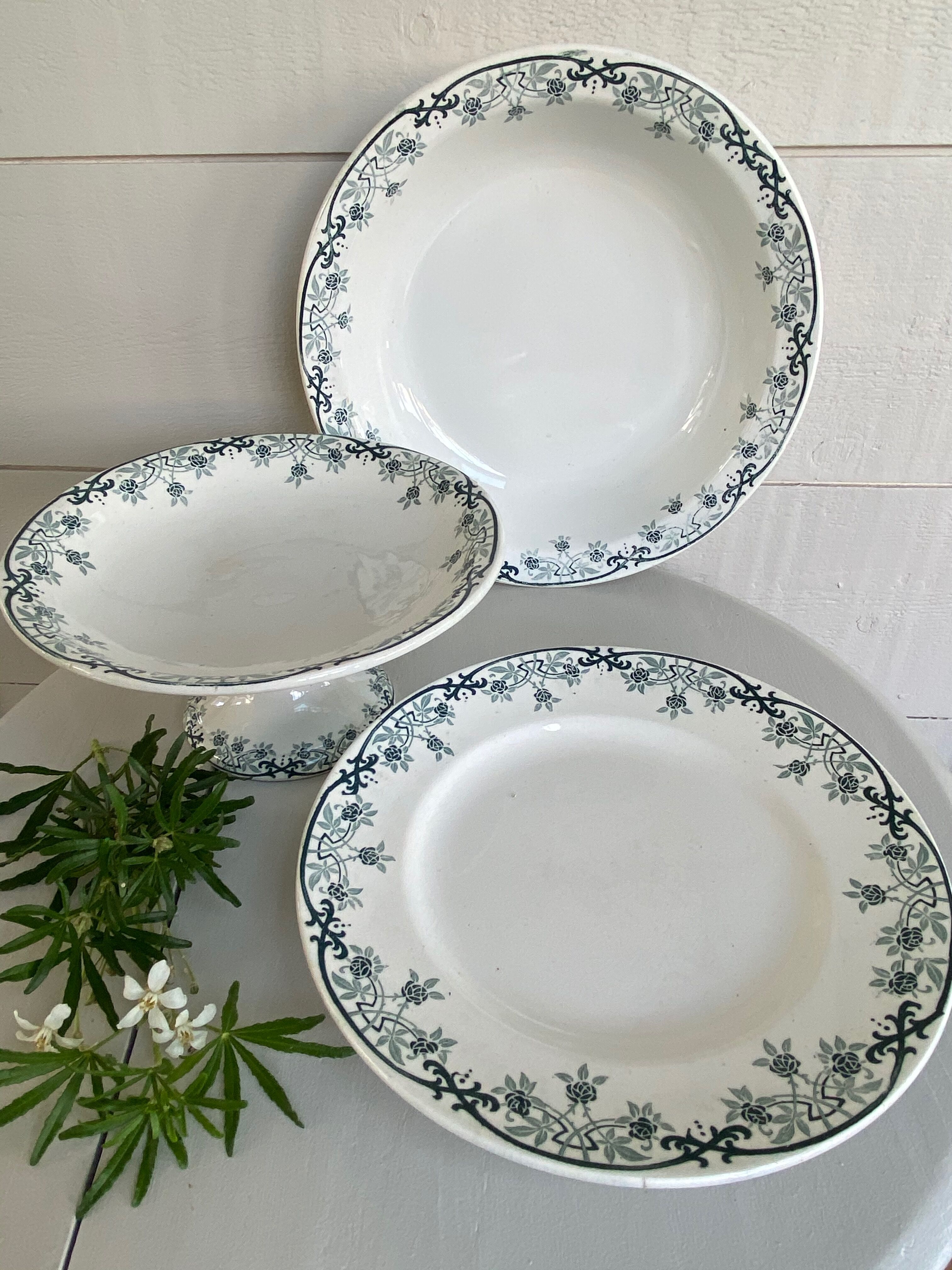 Flat hollow earthenware of St Amand