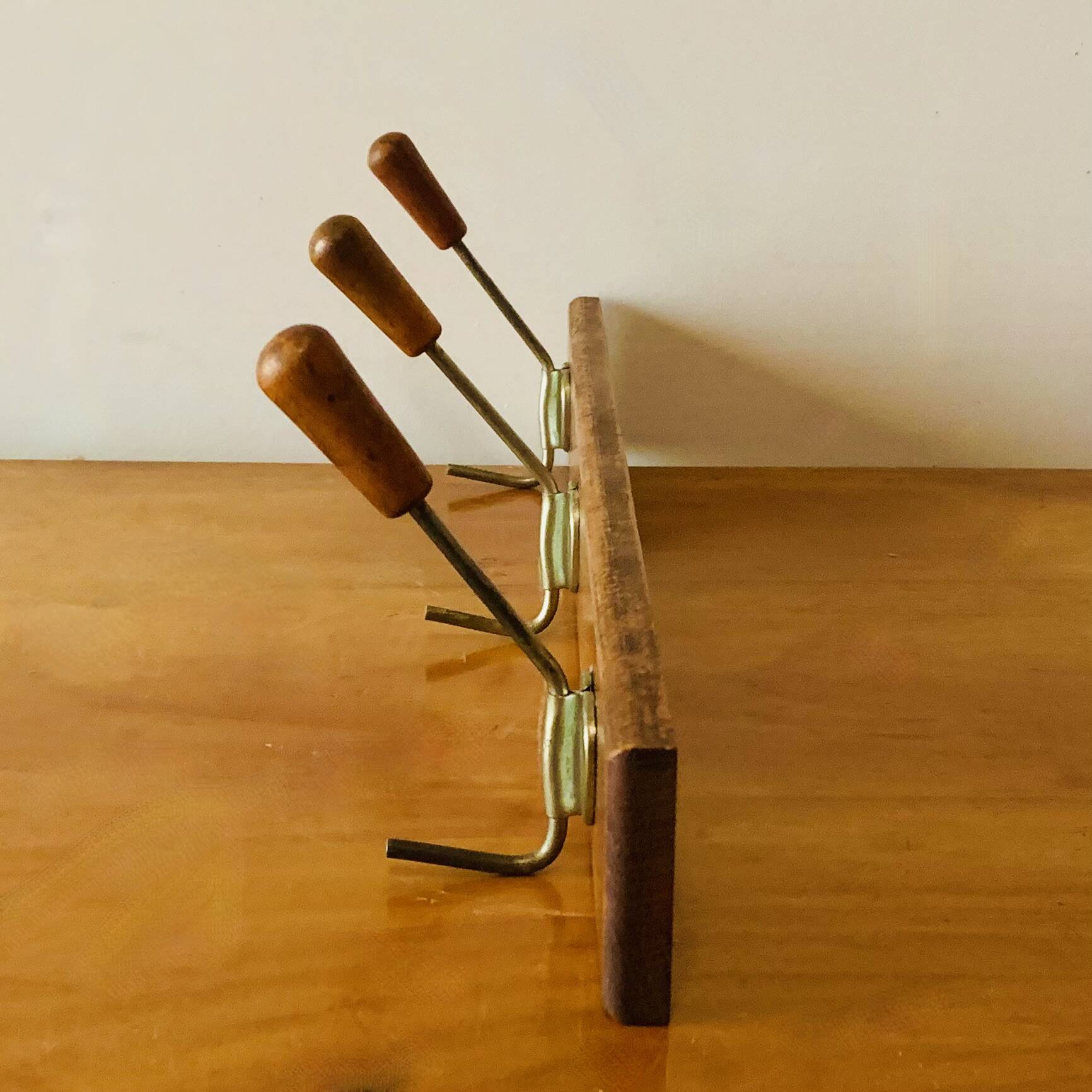 Portemanteau mural vintage en bois - triple patère