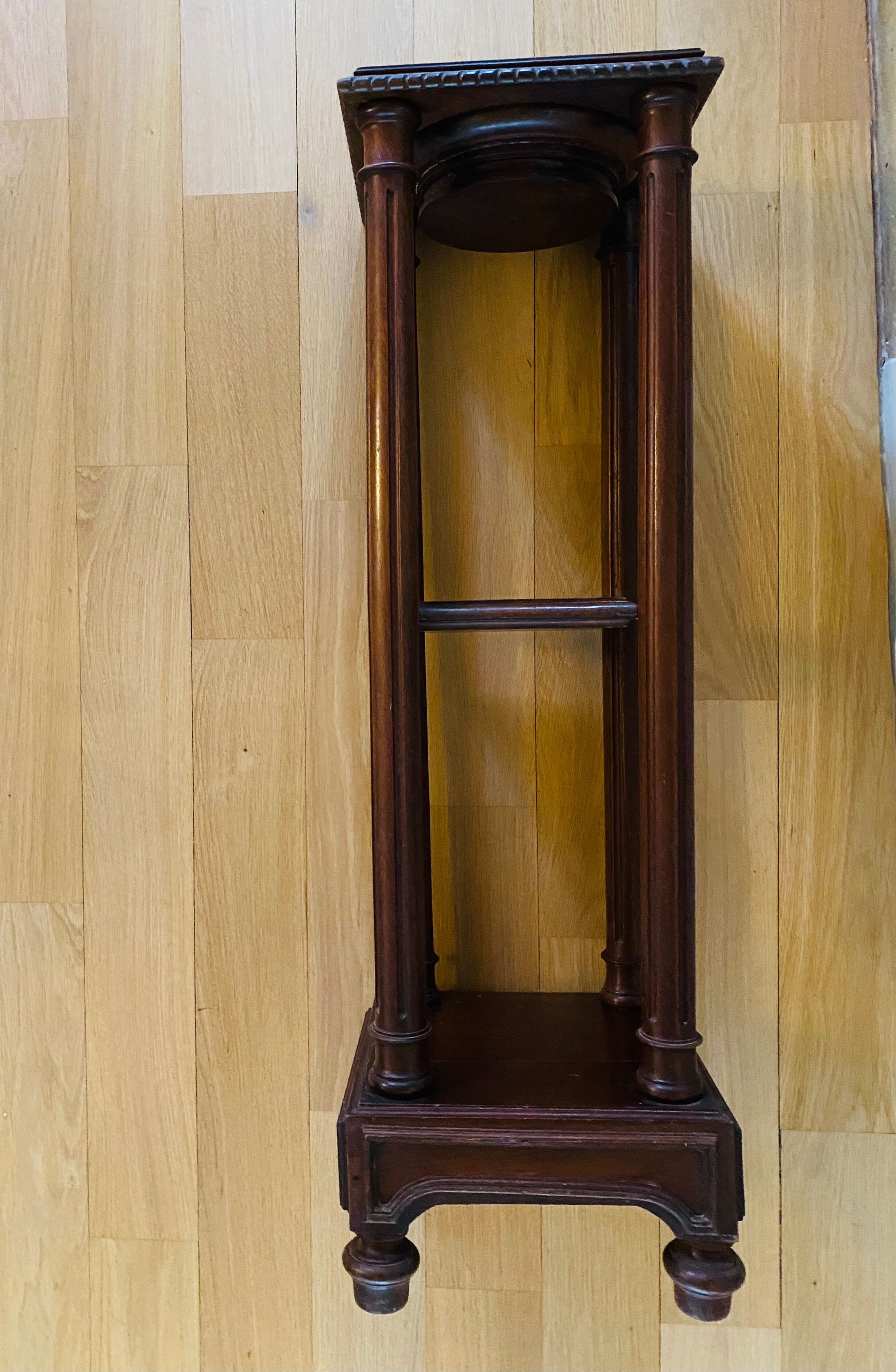 High pedestal table in solid wood